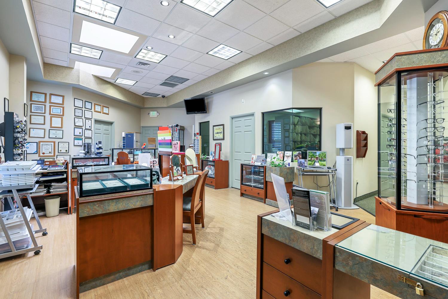 5781 E Kings Canyon Rd, Fresno, CA 93727