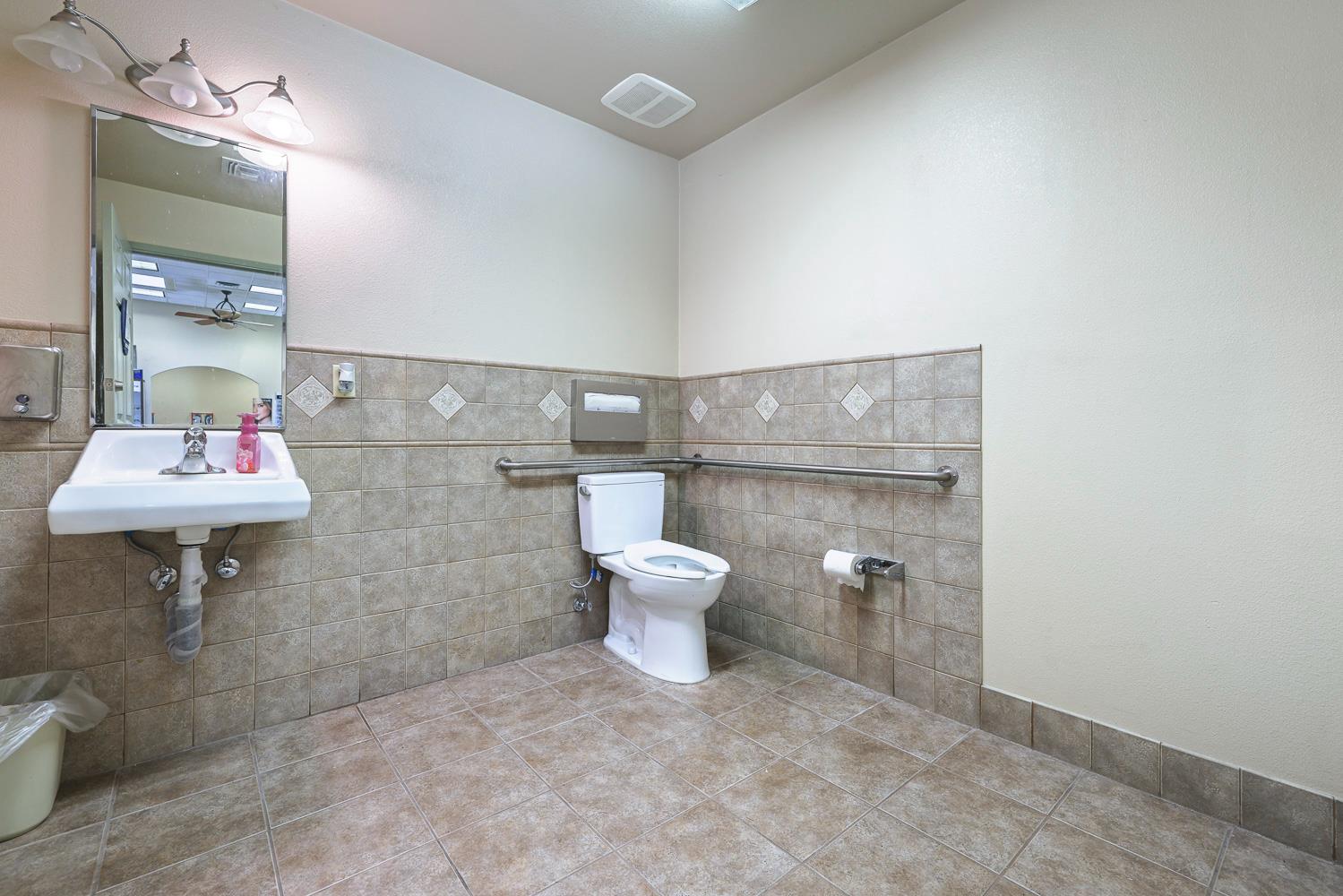 5781 E Kings Canyon Rd, Fresno, CA 93727