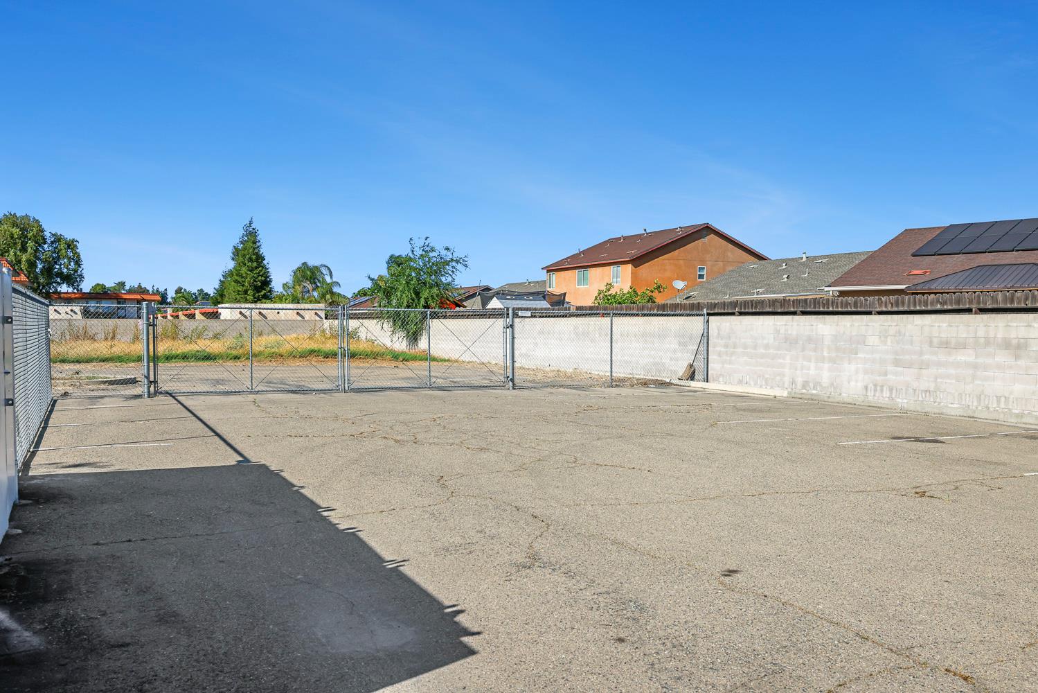 5781 E Kings Canyon Rd, Fresno, CA 93727