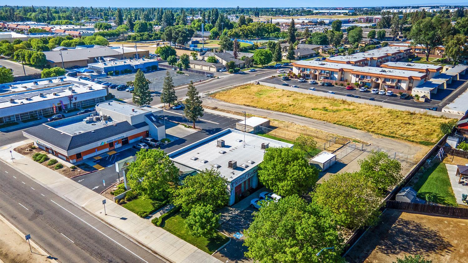 5781 E Kings Canyon Rd, Fresno, CA 93727