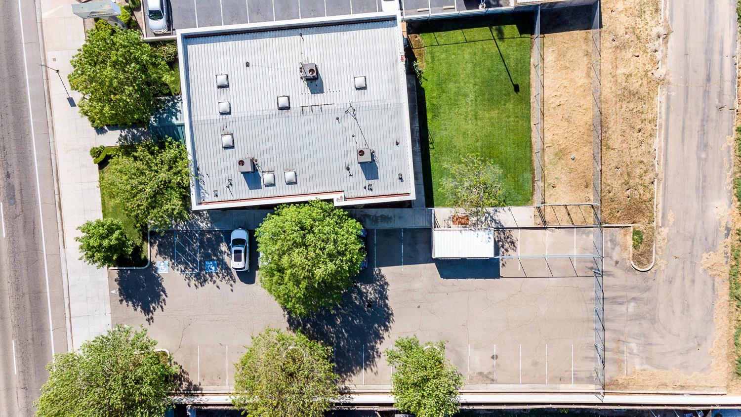 5781 E Kings Canyon Rd, Fresno, CA 93727