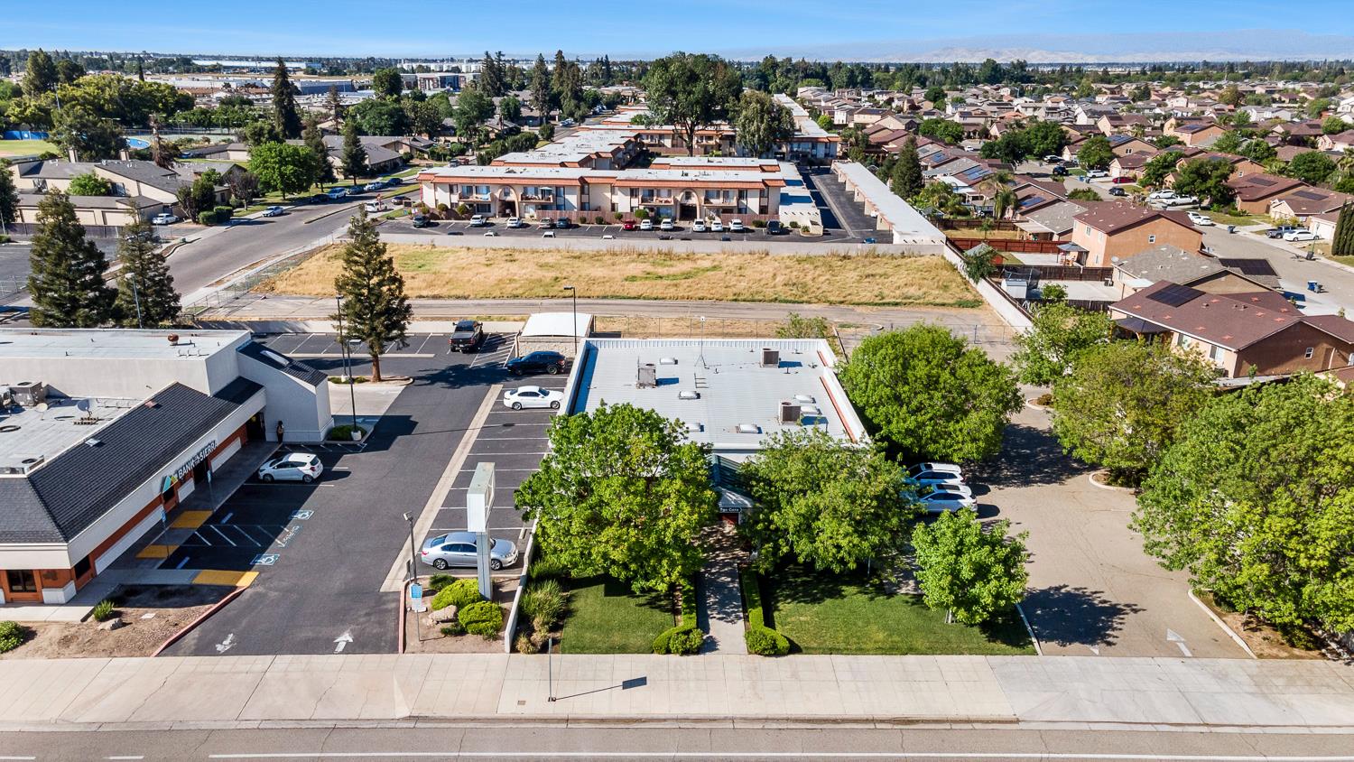 5781 E Kings Canyon Rd, Fresno, CA 93727