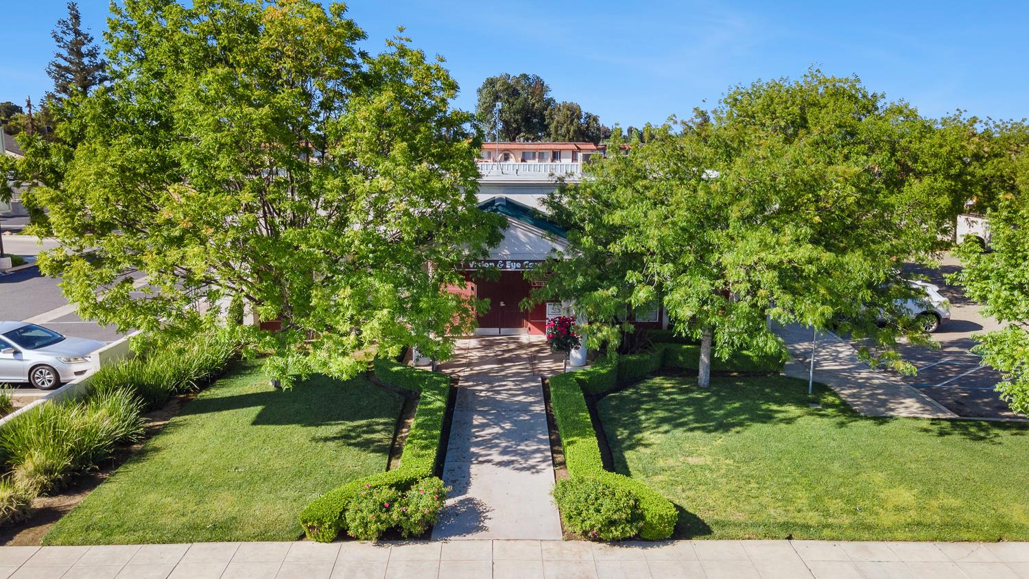 5781 E Kings Canyon Rd, Fresno, CA 93727