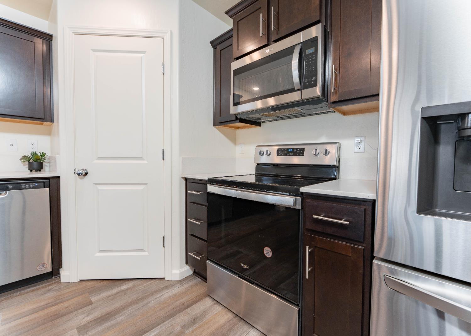 563 Blue Ridge St, Tulare, CA 93274