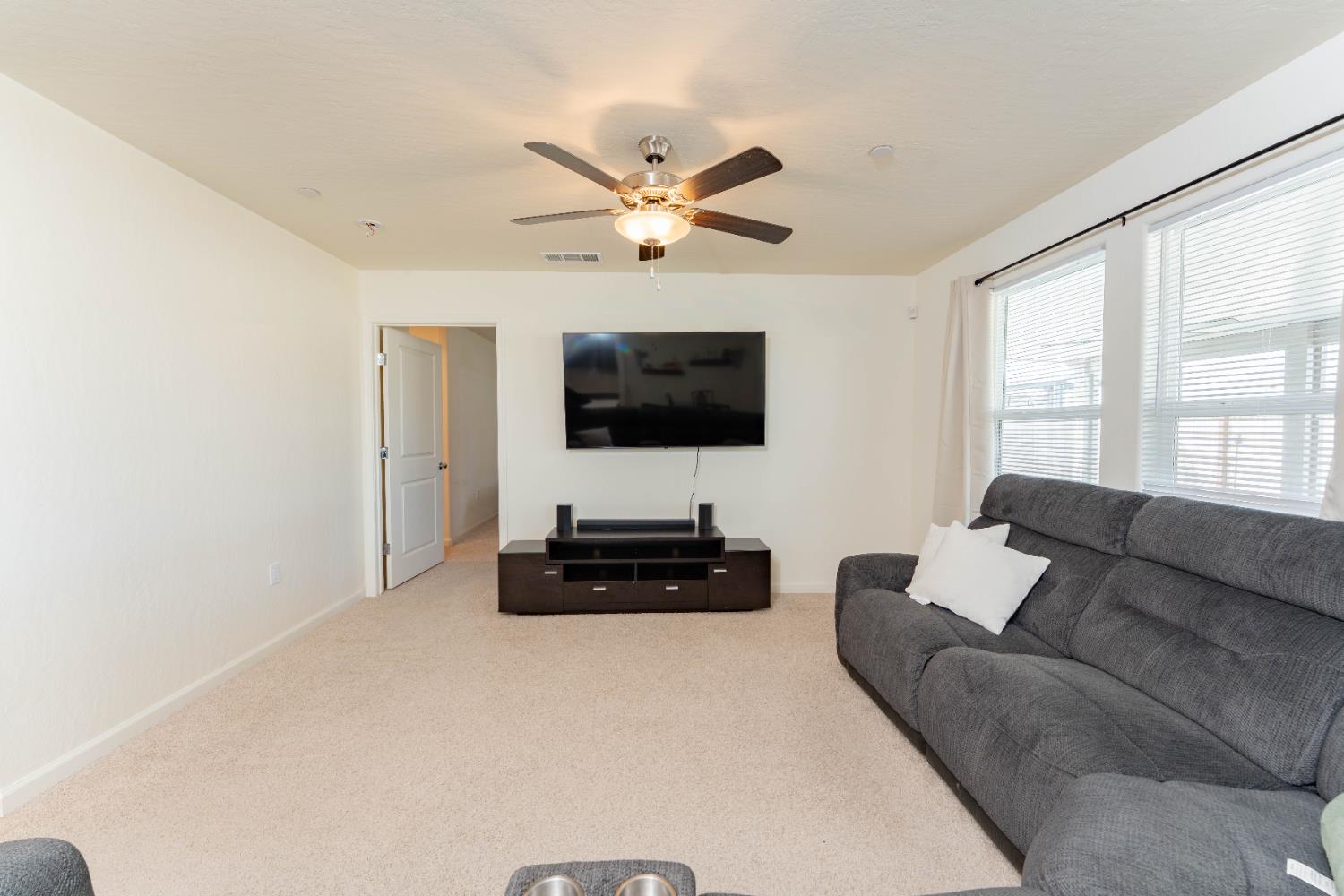 563 Blue Ridge St, Tulare, CA 93274