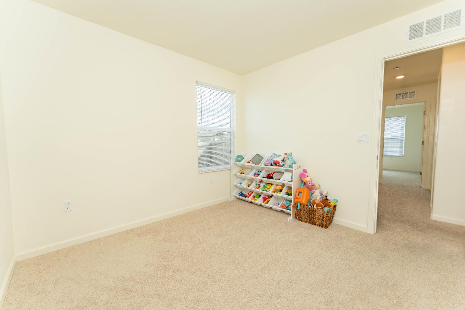 563 Blue Ridge St, Tulare, CA 93274