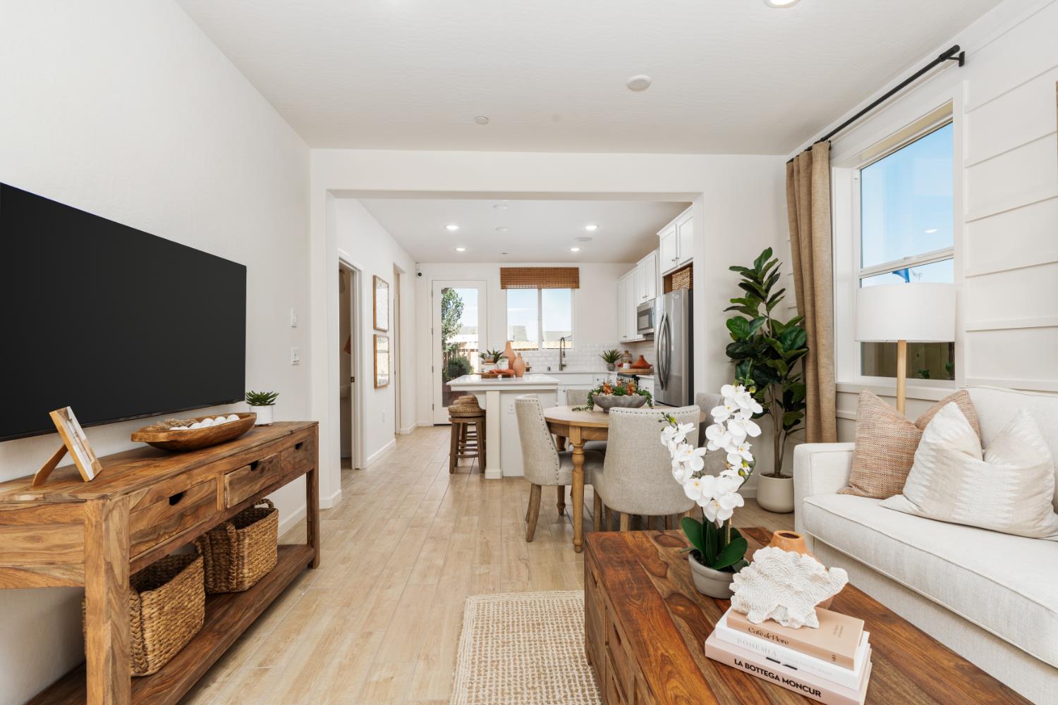 1484 Woodhill Ln, Clovis, CA 93619