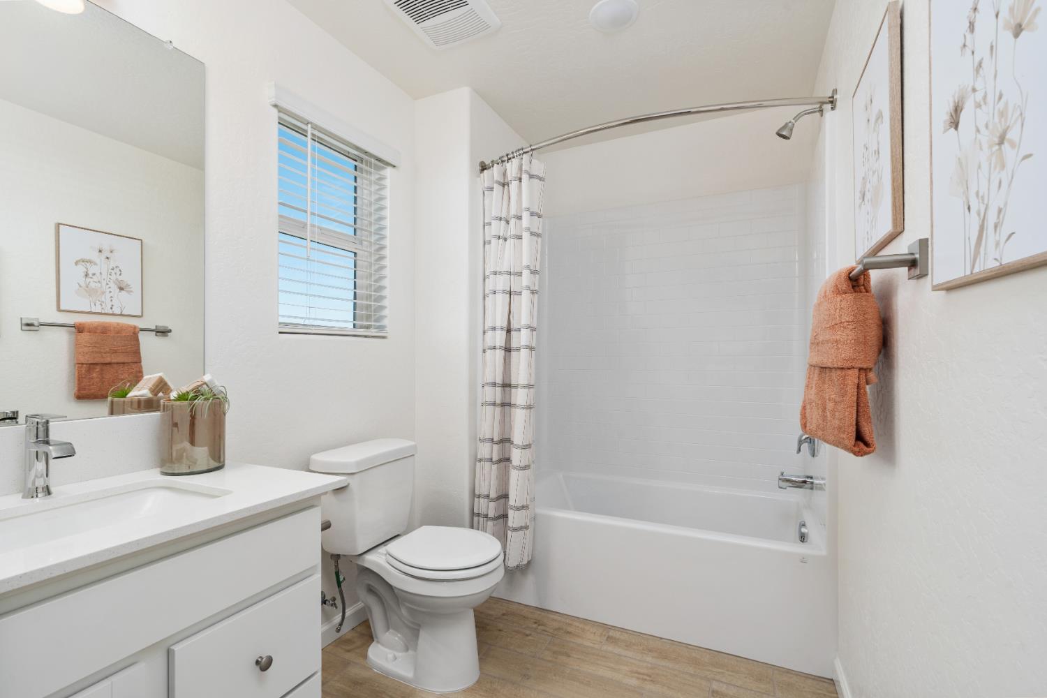 1484 Woodhill Ln, Clovis, CA 93619