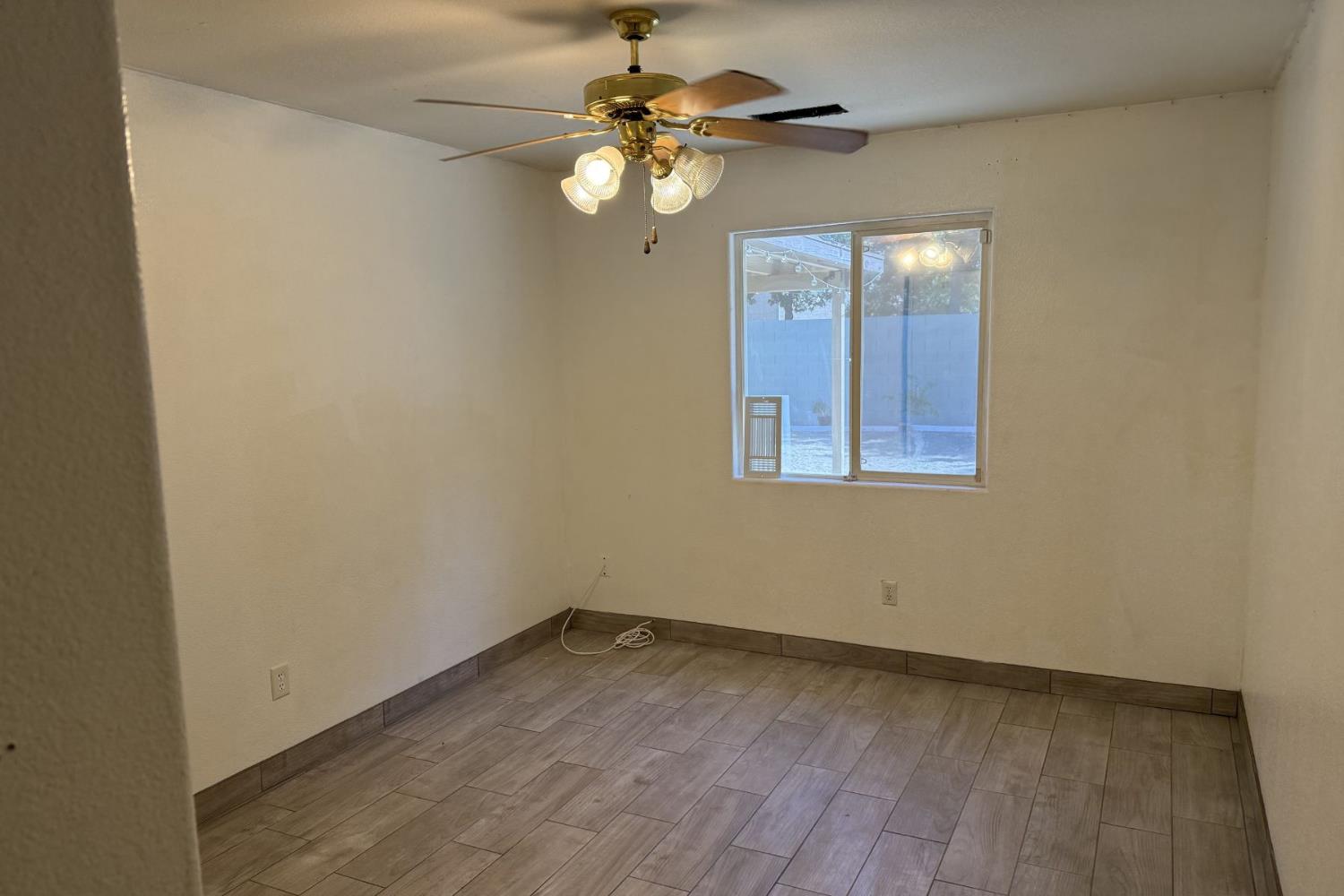 409 W Packwood Ave, Visalia, CA 93277
