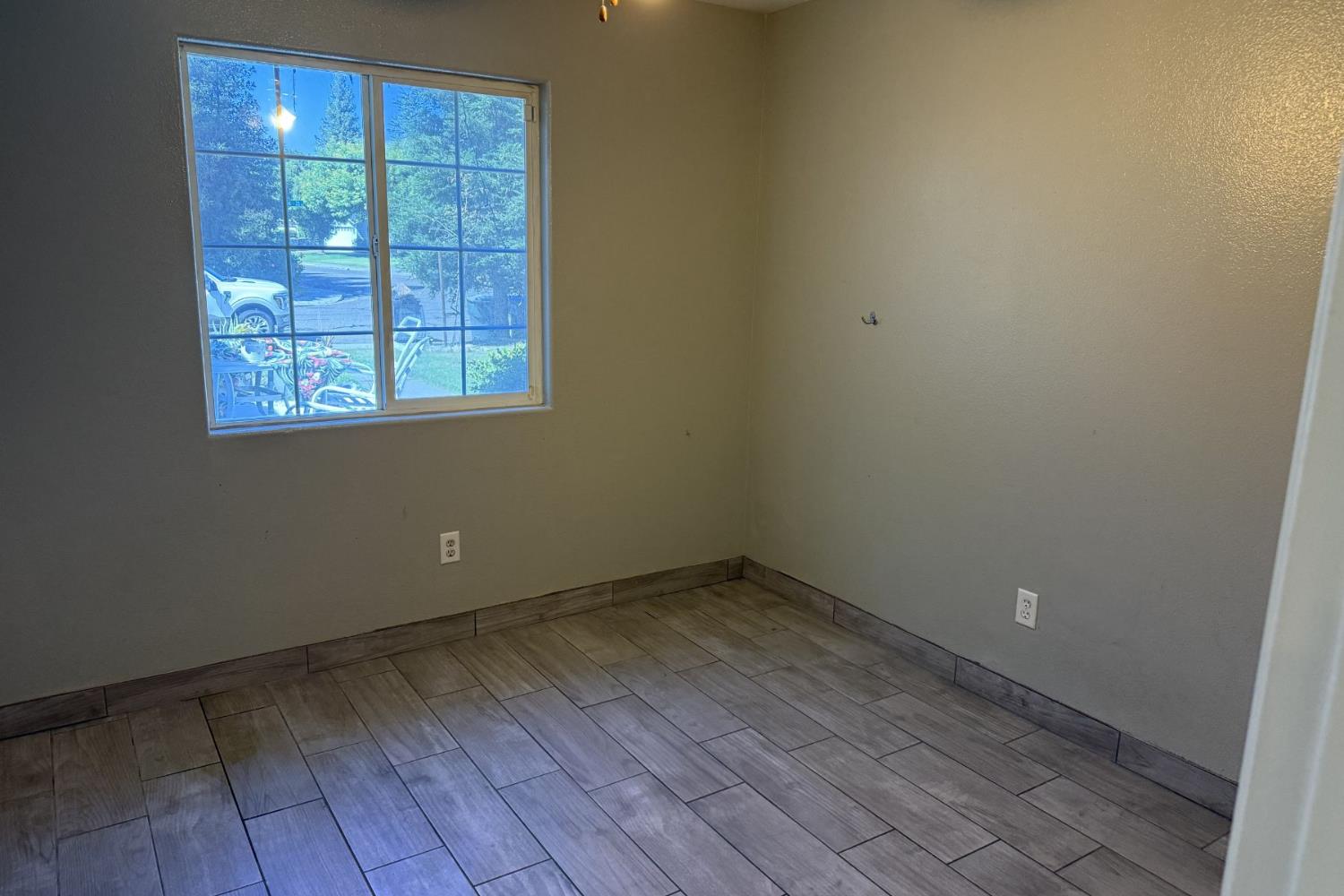 409 W Packwood Ave, Visalia, CA 93277
