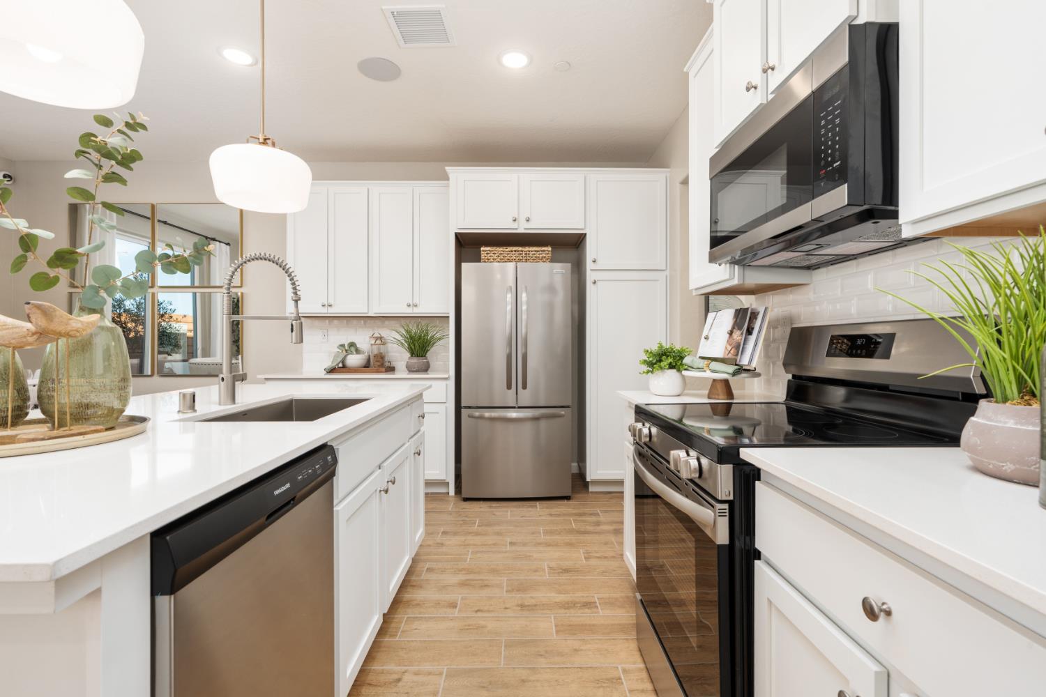 2111 N Wagon Ln, Clovis, CA 93619