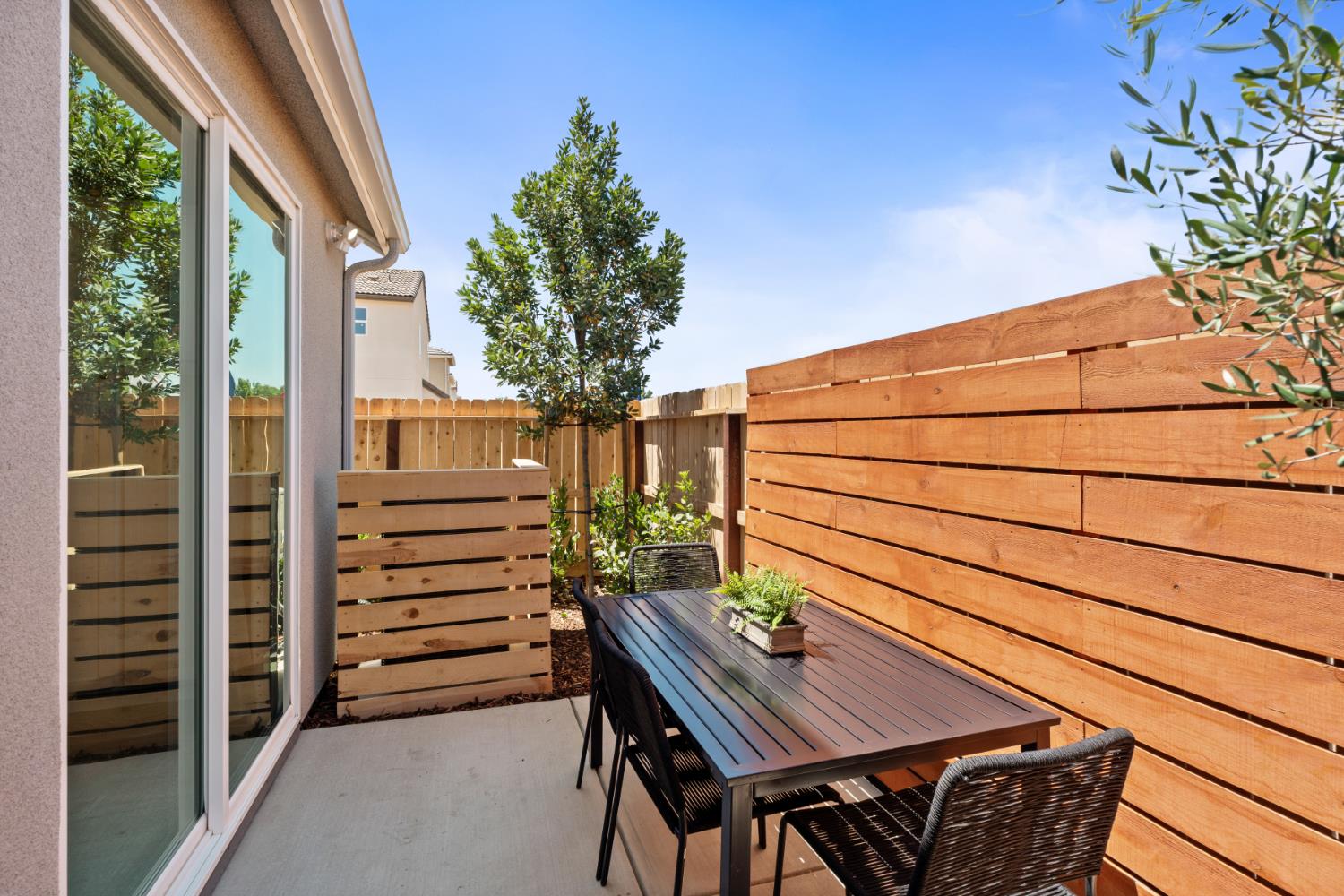 1460 Woodhill Ln, Clovis, CA 93619