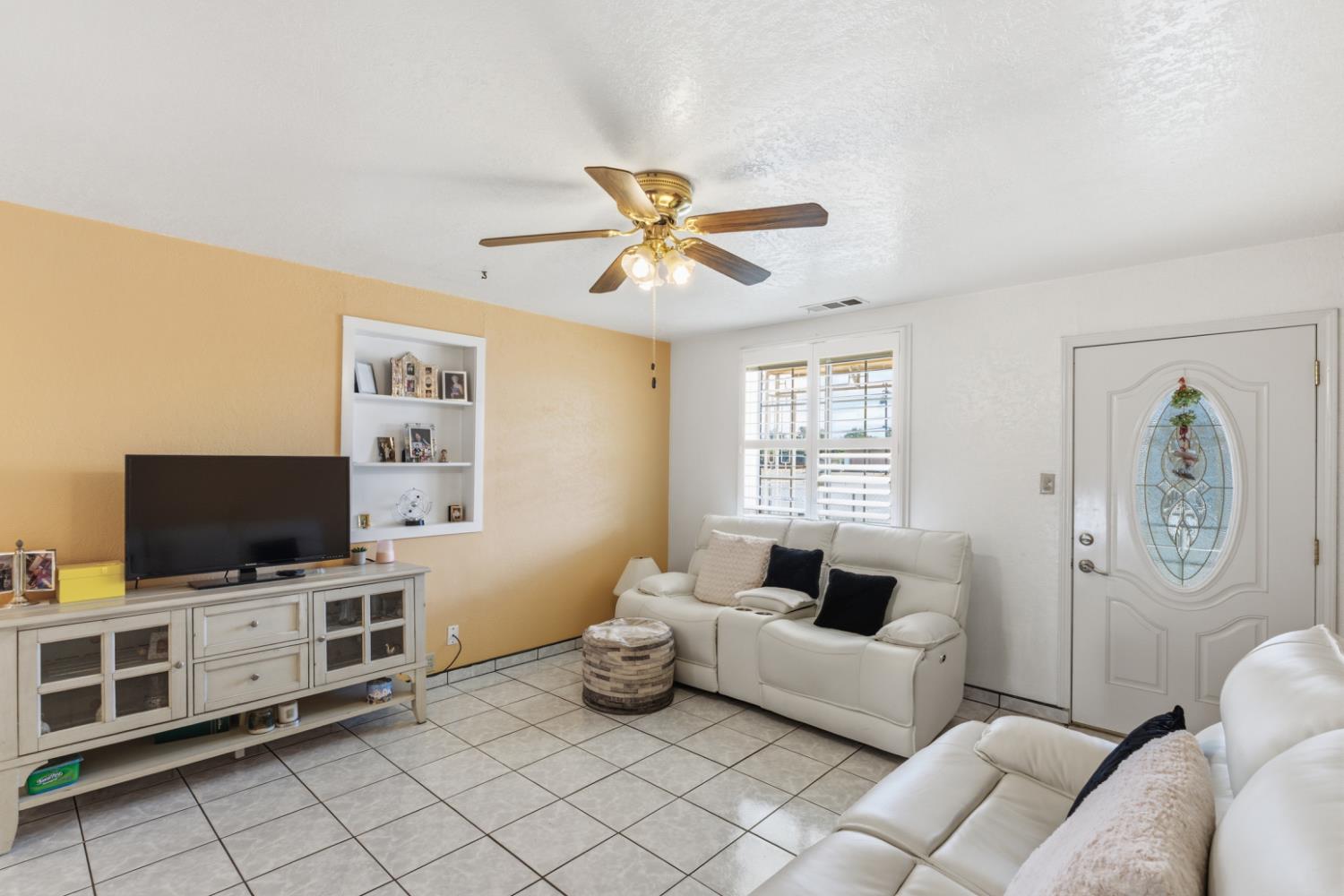 295 E Durian Ave, Coalinga, CA 93210