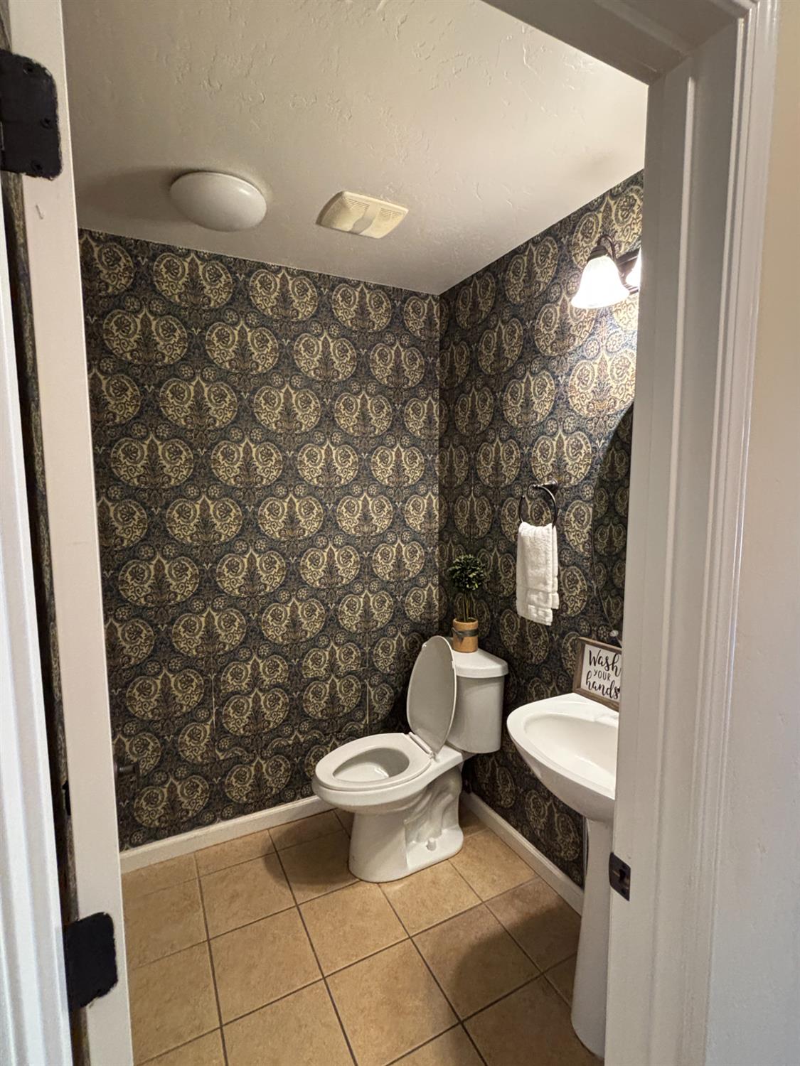 5586 E Atchison St, Fresno, CA 93727