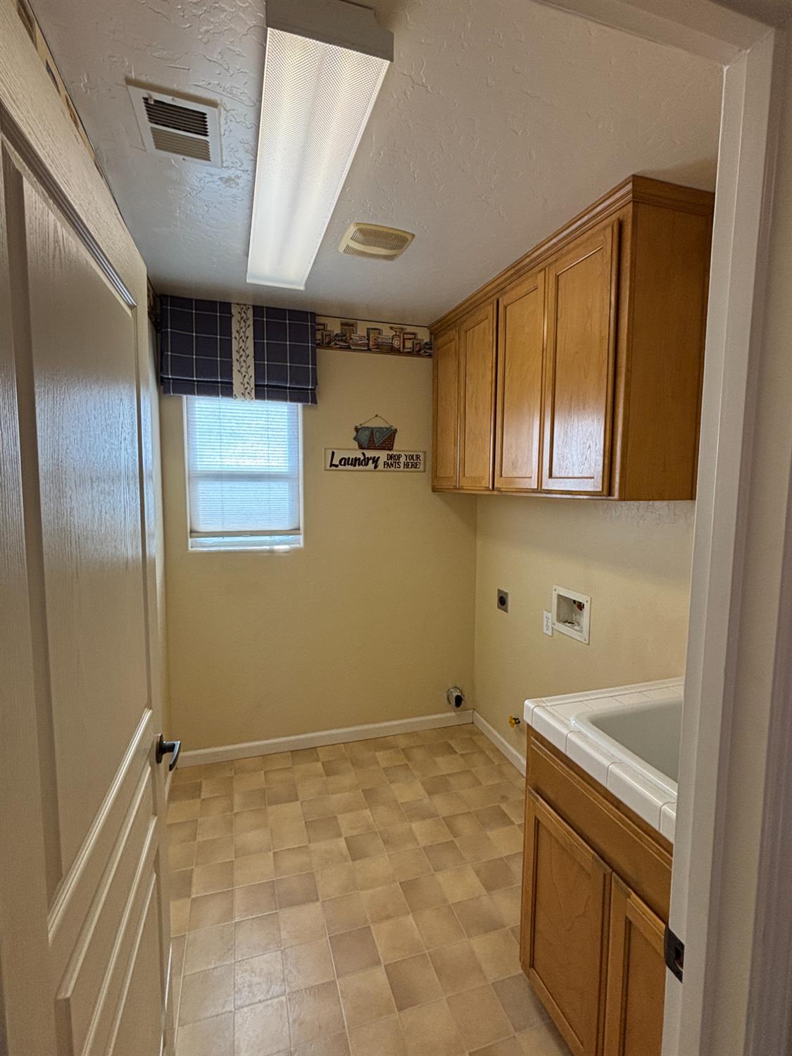 5586 E Atchison St, Fresno, CA 93727