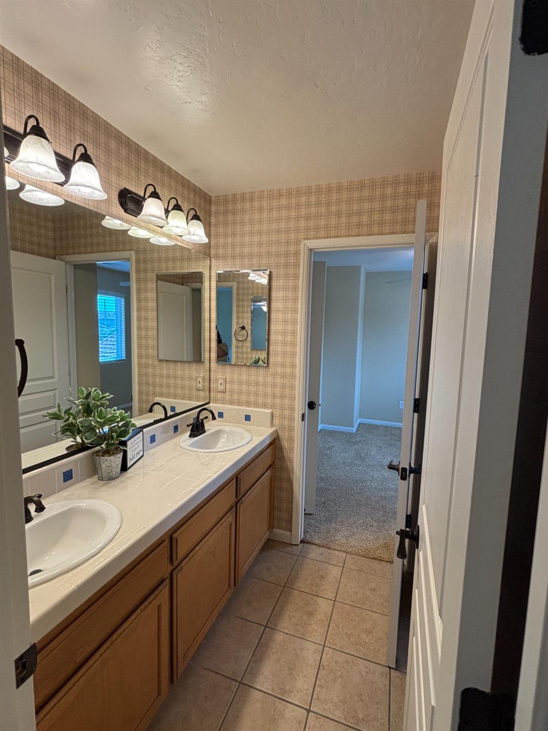 5586 E Atchison St, Fresno, CA 93727