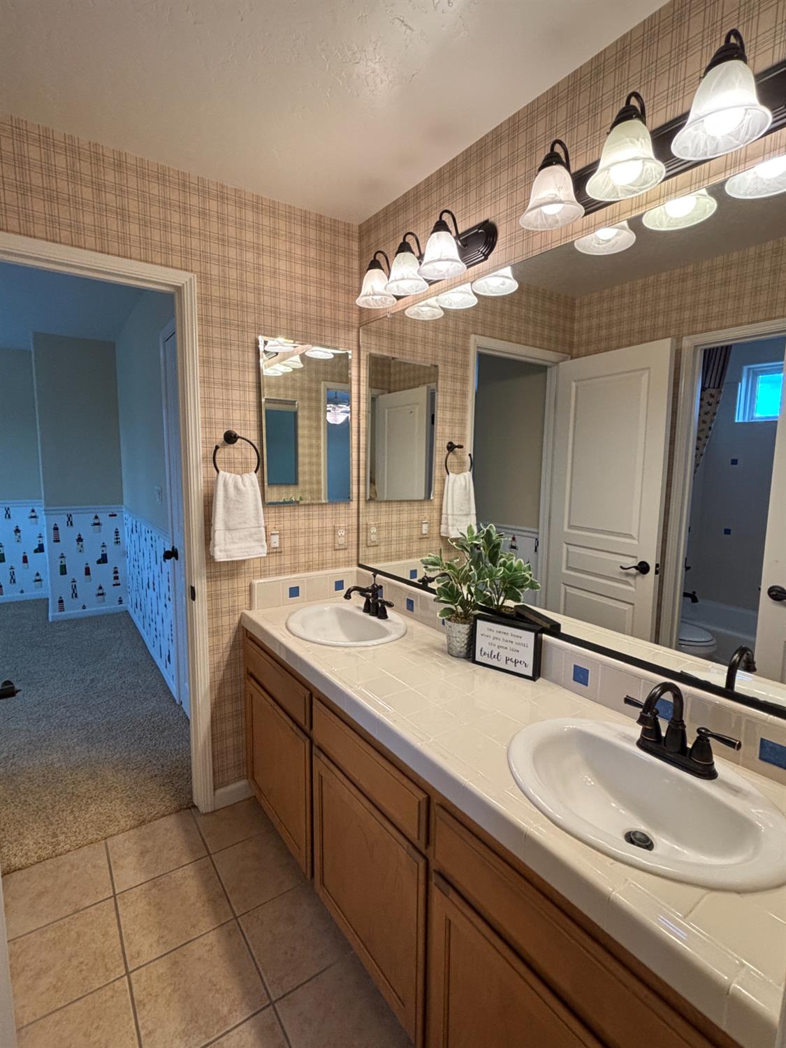 5586 E Atchison St, Fresno, CA 93727