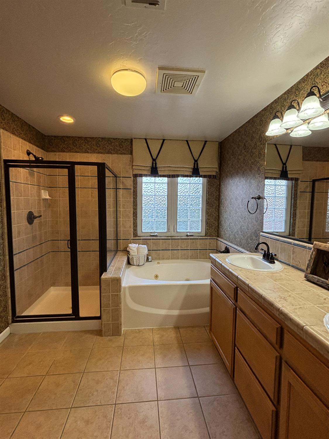 5586 E Atchison St, Fresno, CA 93727