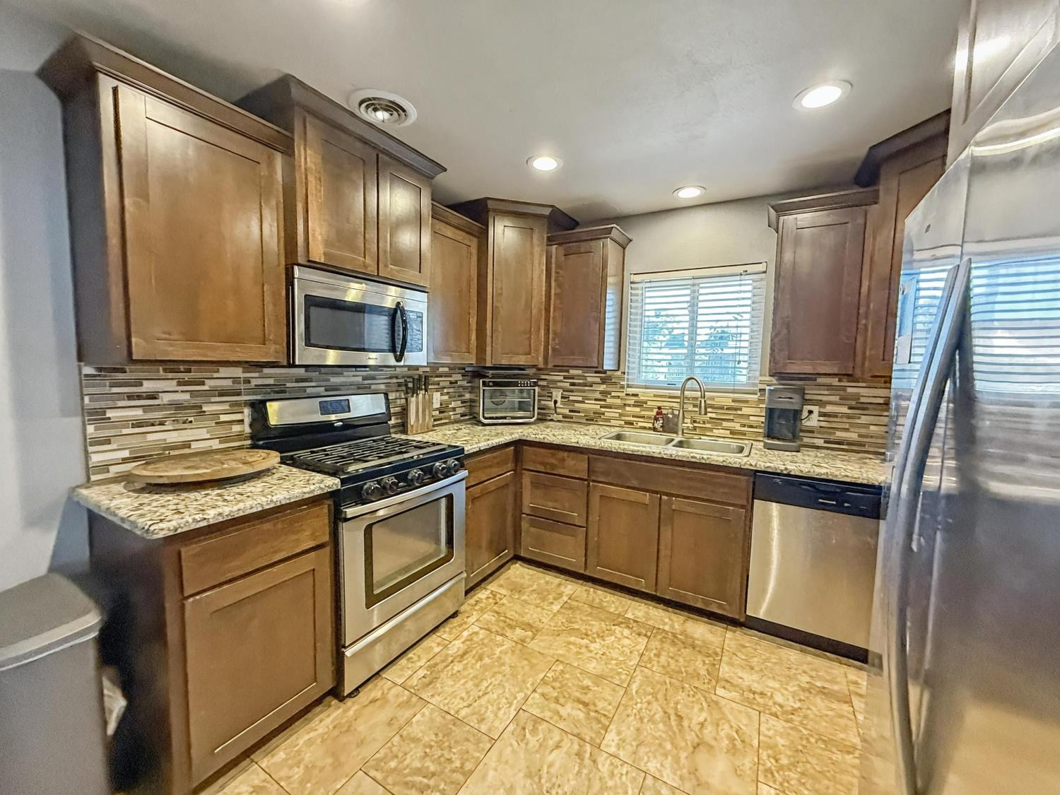 1755 4th St, Clovis, CA 93611