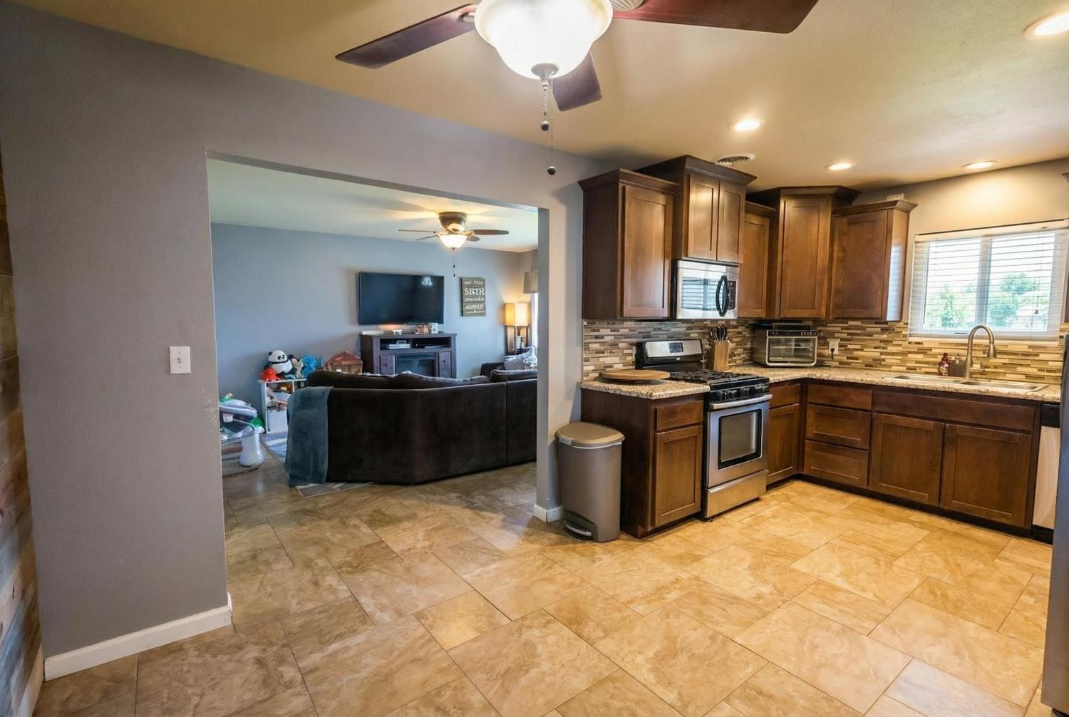 1755 4th St, Clovis, CA 93611