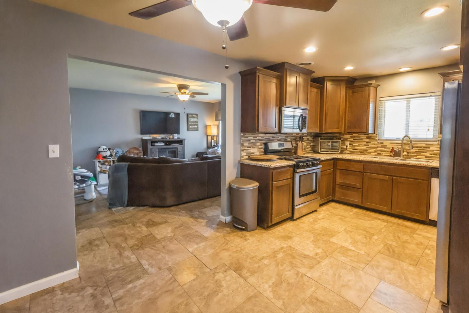 1755 4th St, Clovis, CA 93611