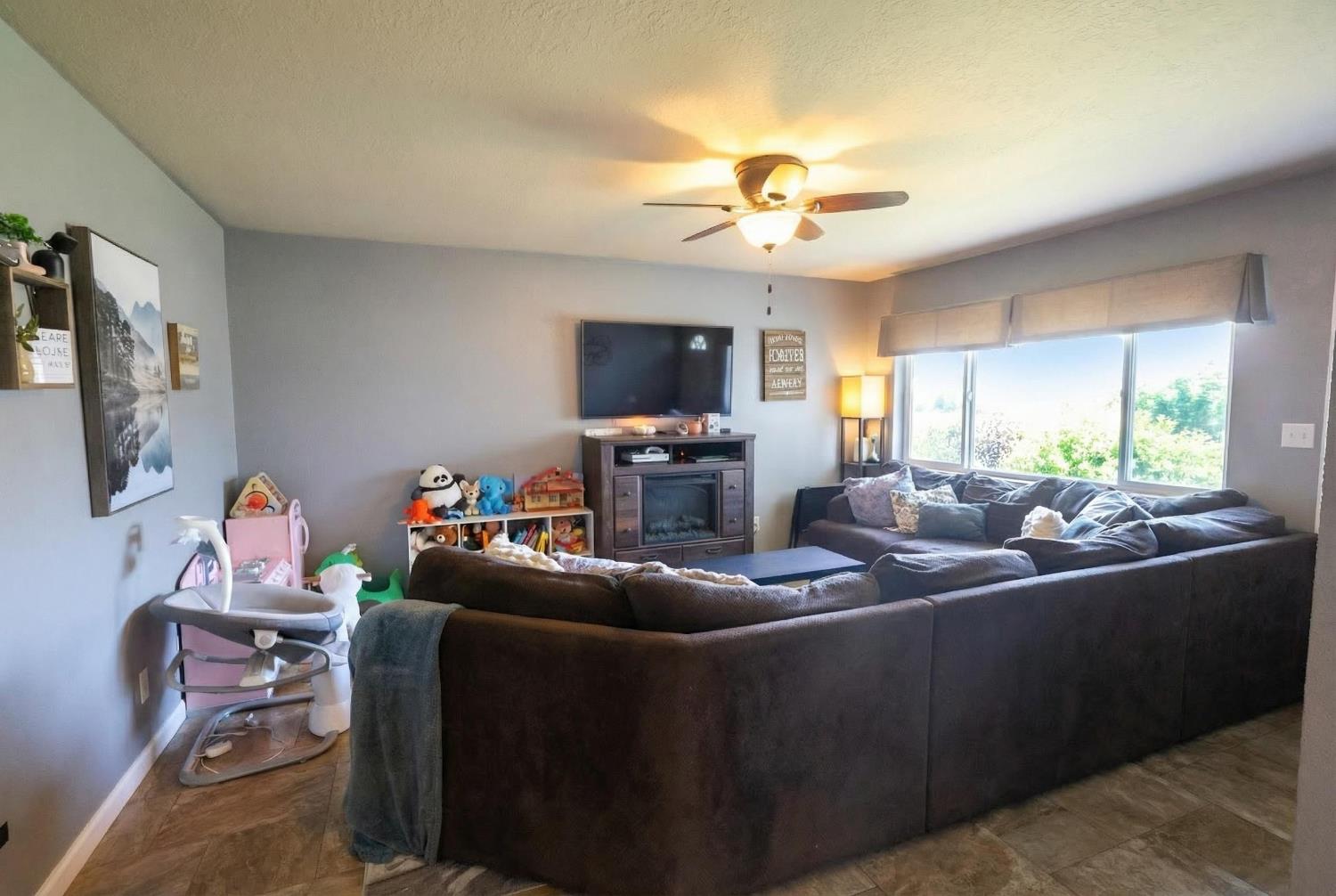 1755 4th St, Clovis, CA 93611