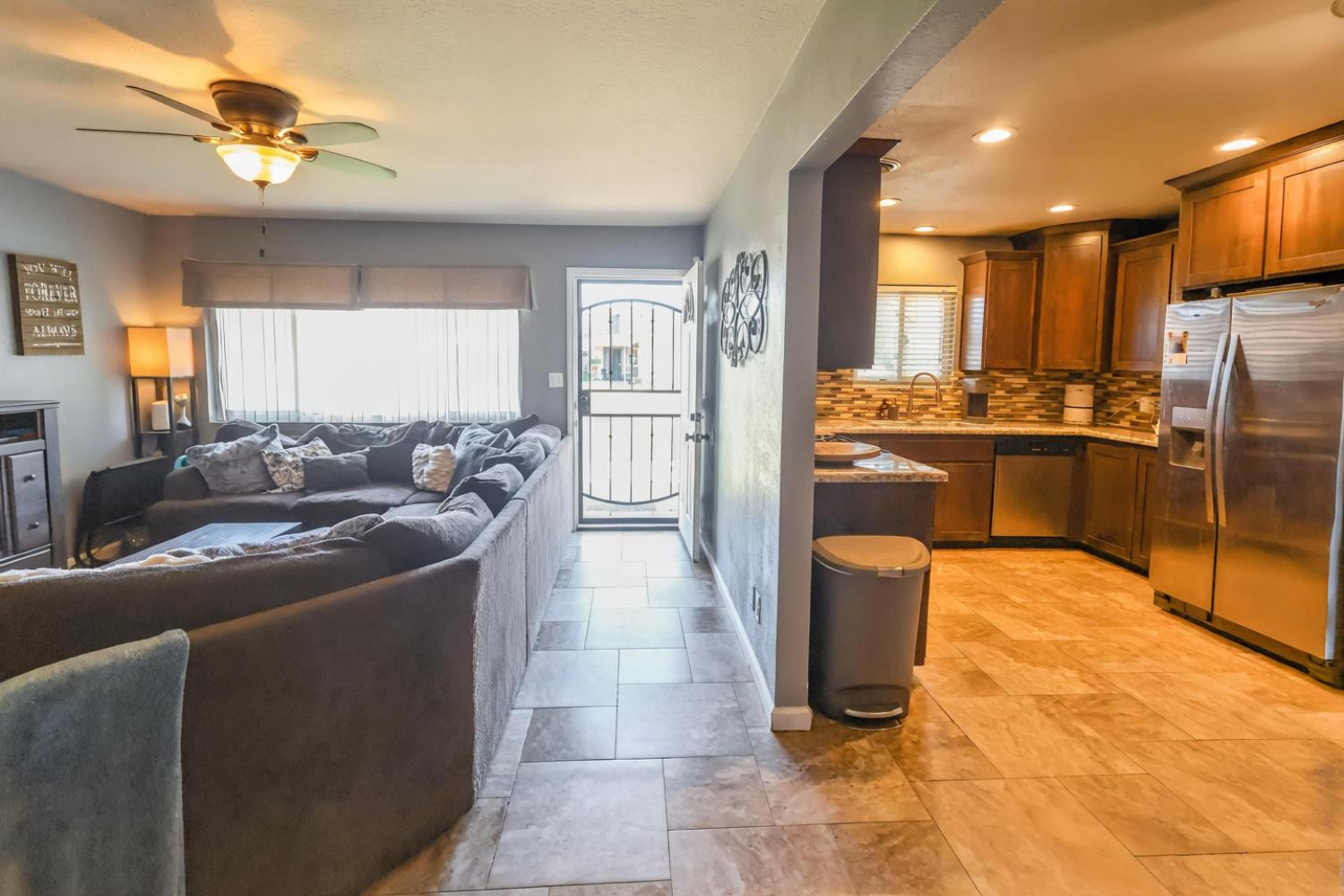 1755 4th St, Clovis, CA 93611