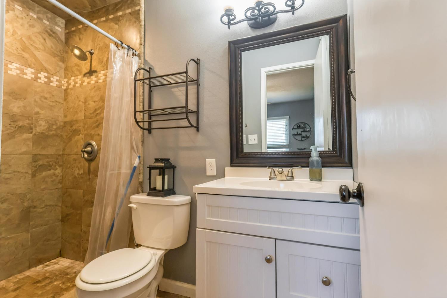 1755 4th St, Clovis, CA 93611