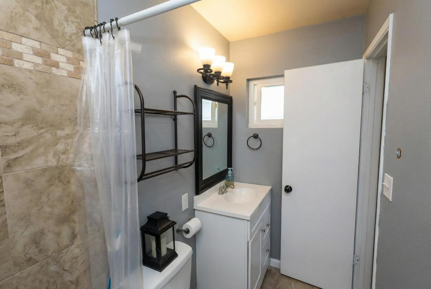 1755 4th St, Clovis, CA 93611