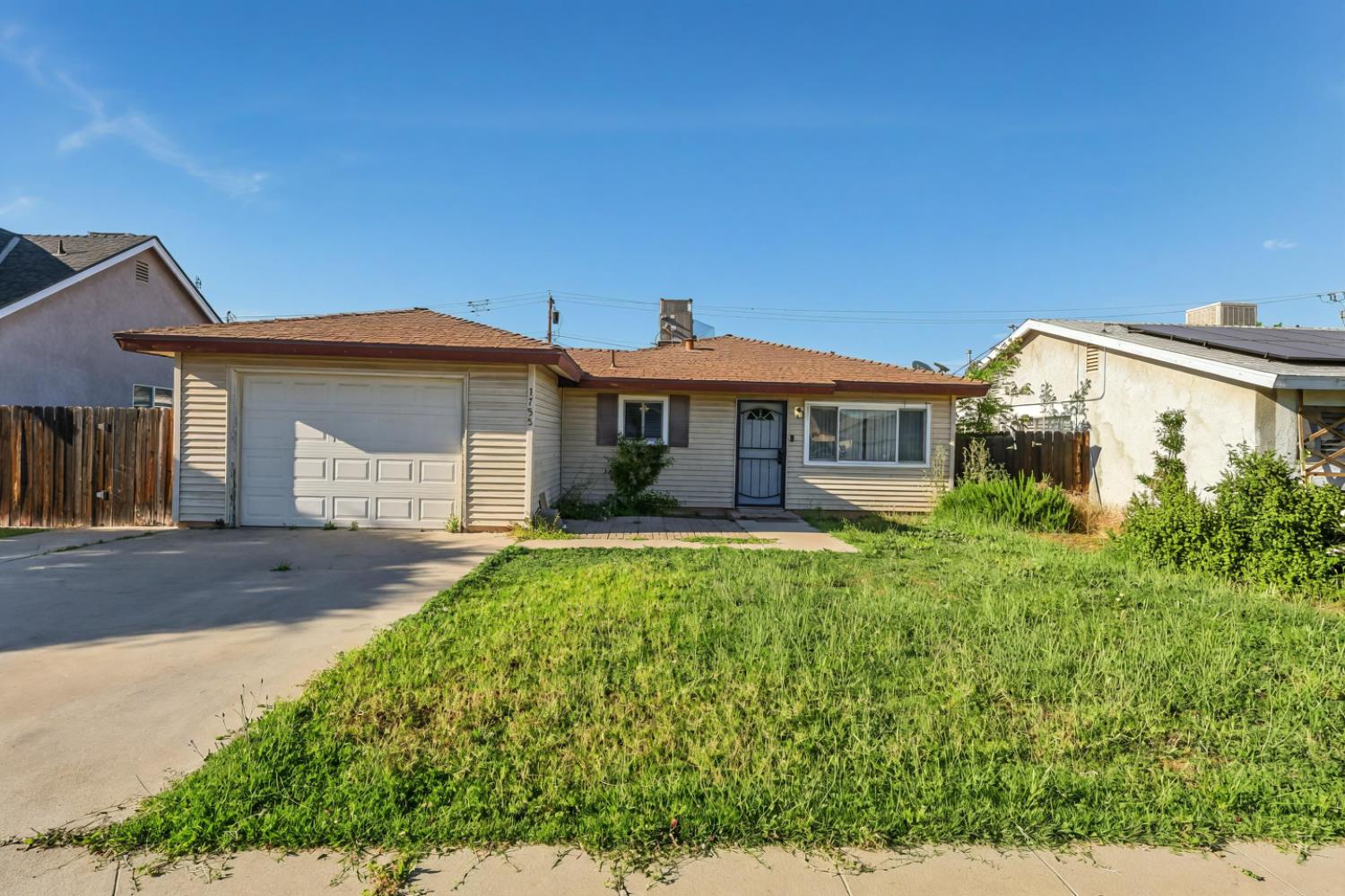 1755 4th St, Clovis, CA 93611