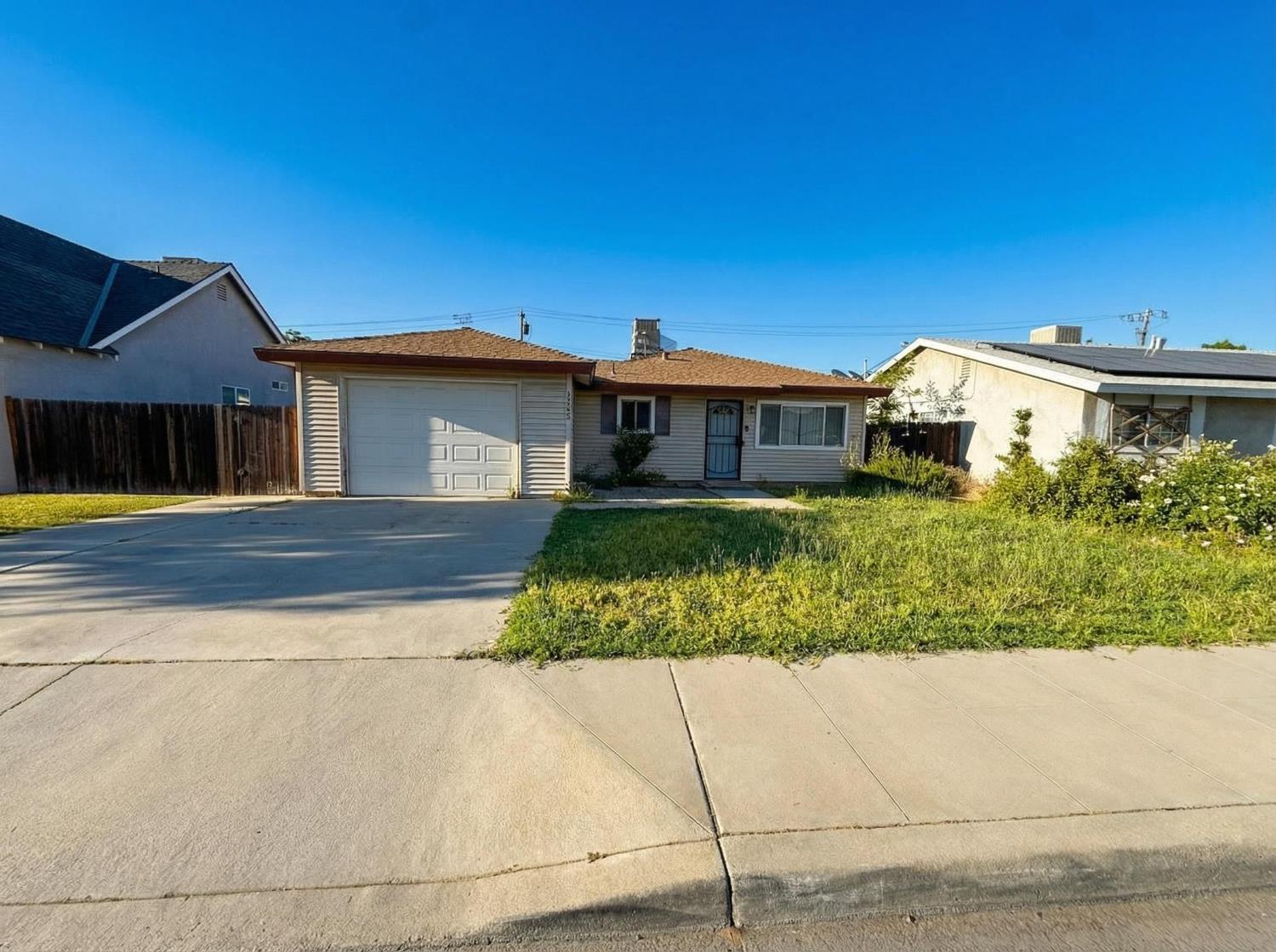 1755 4th St, Clovis, CA 93611