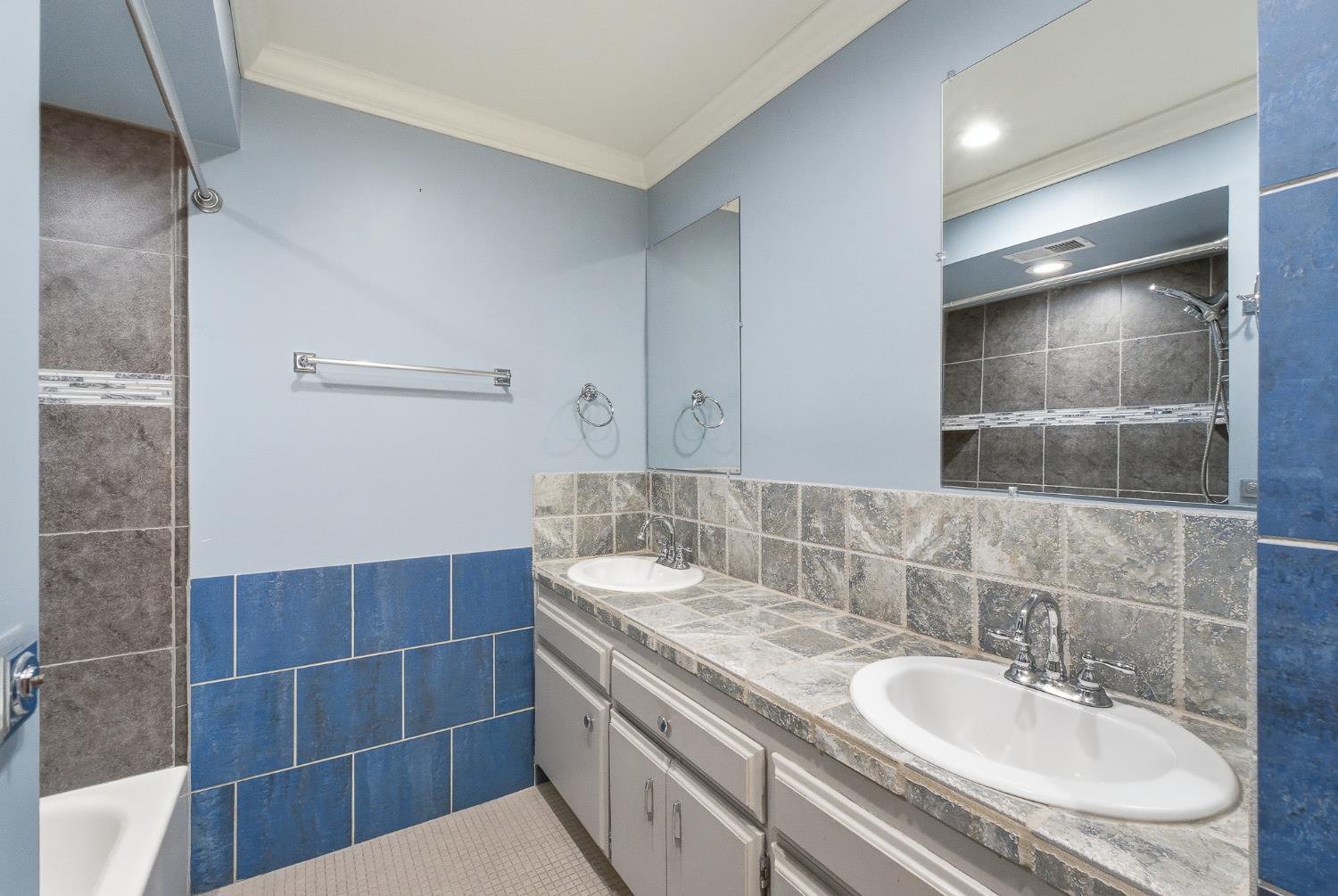 1712 W Donner Ave, Fresno, CA 93705