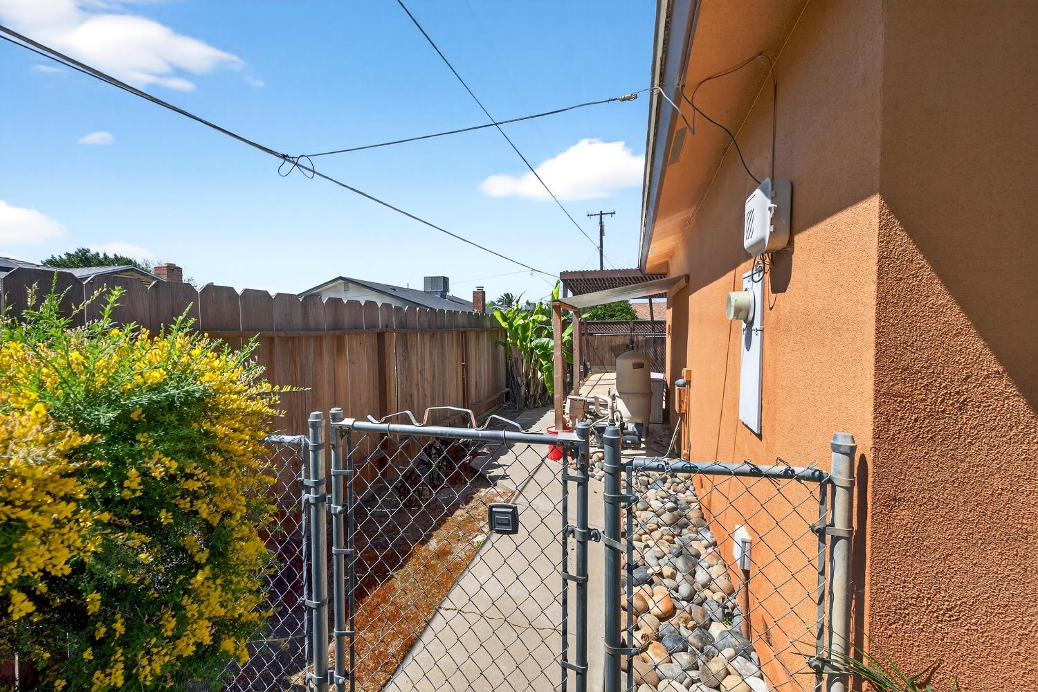 613 E Spruce Ave, Lemoore, CA 93245