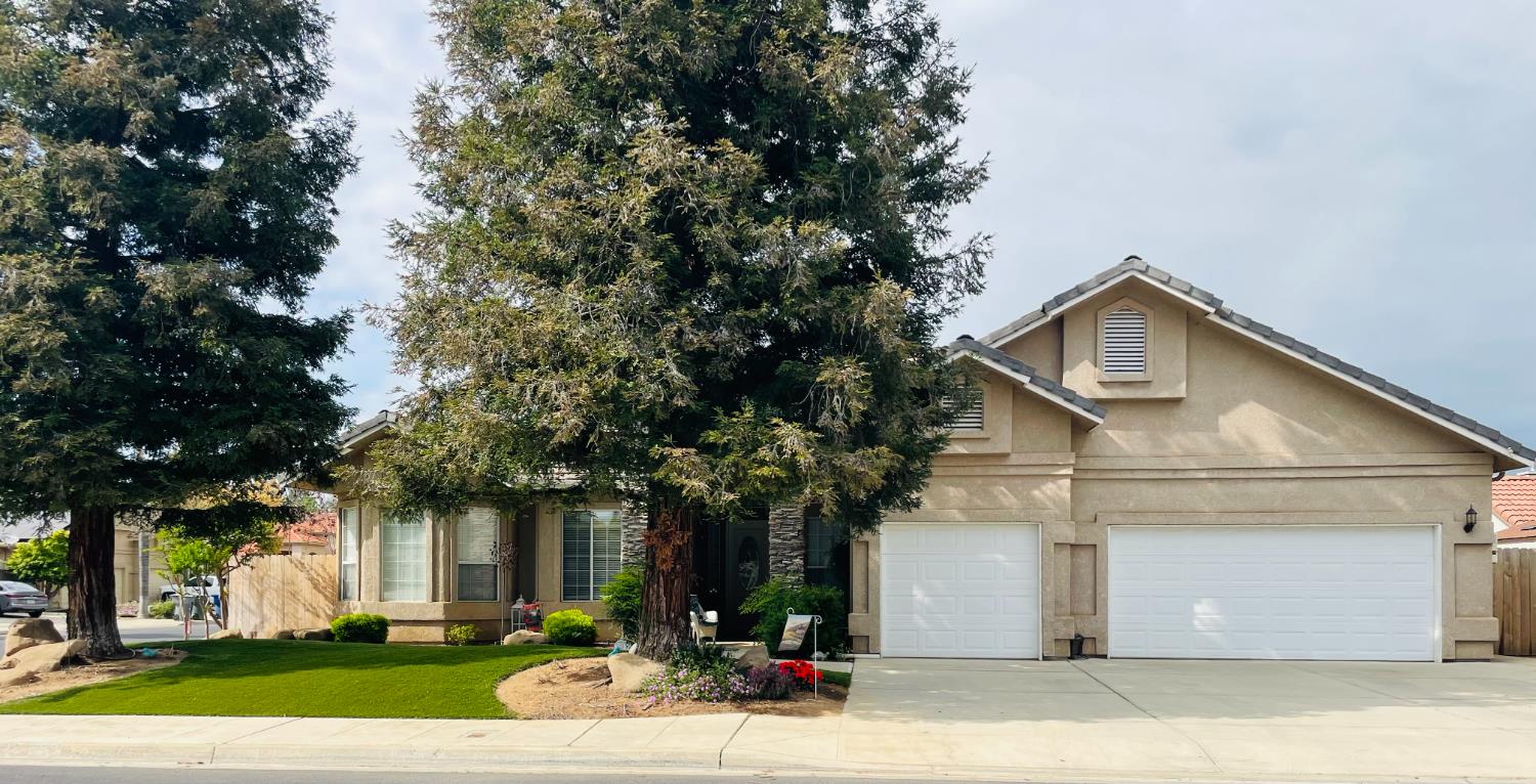 563 W Omaha Ave, Clovis, CA 93619