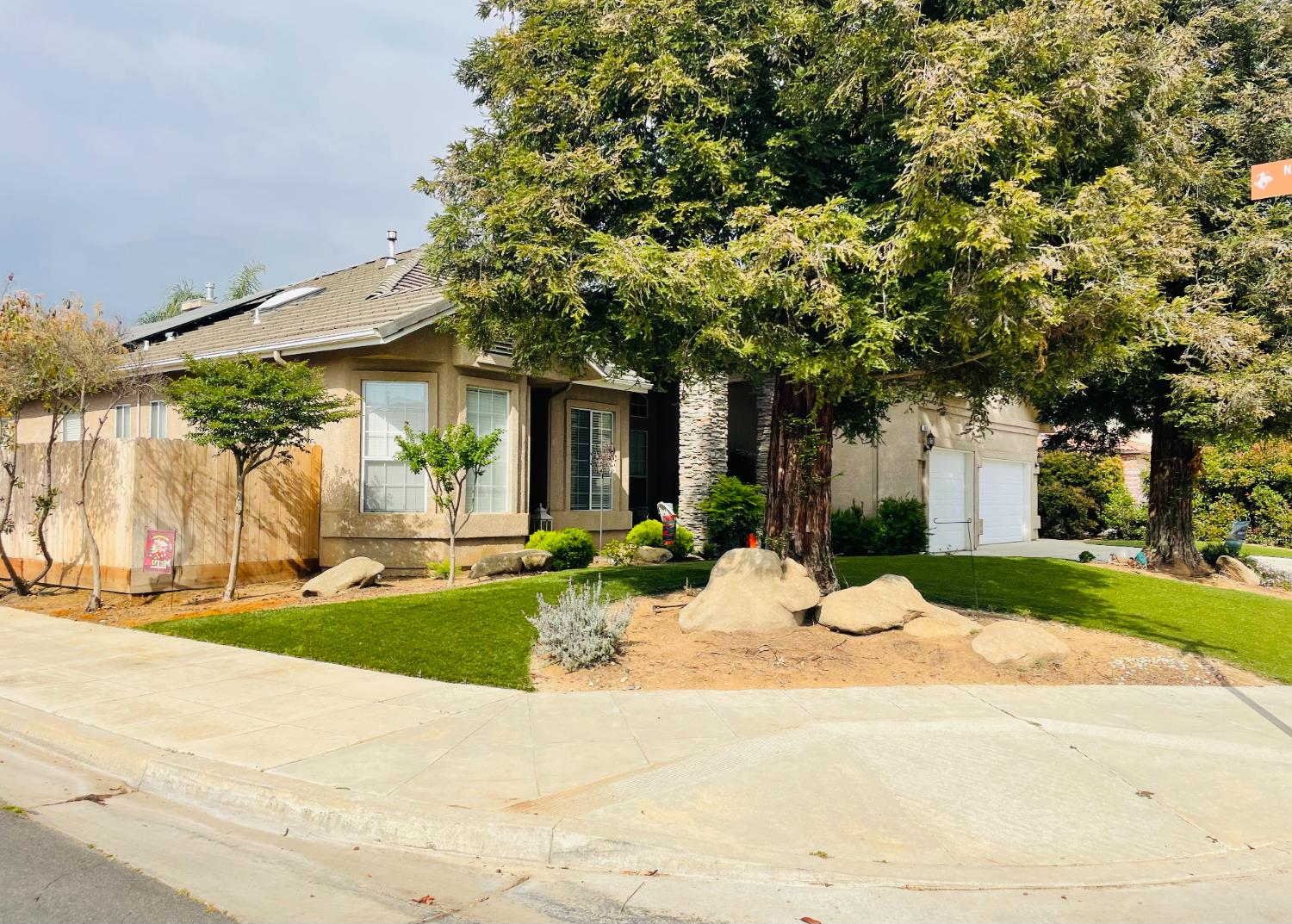 563 W Omaha Ave, Clovis, CA 93619