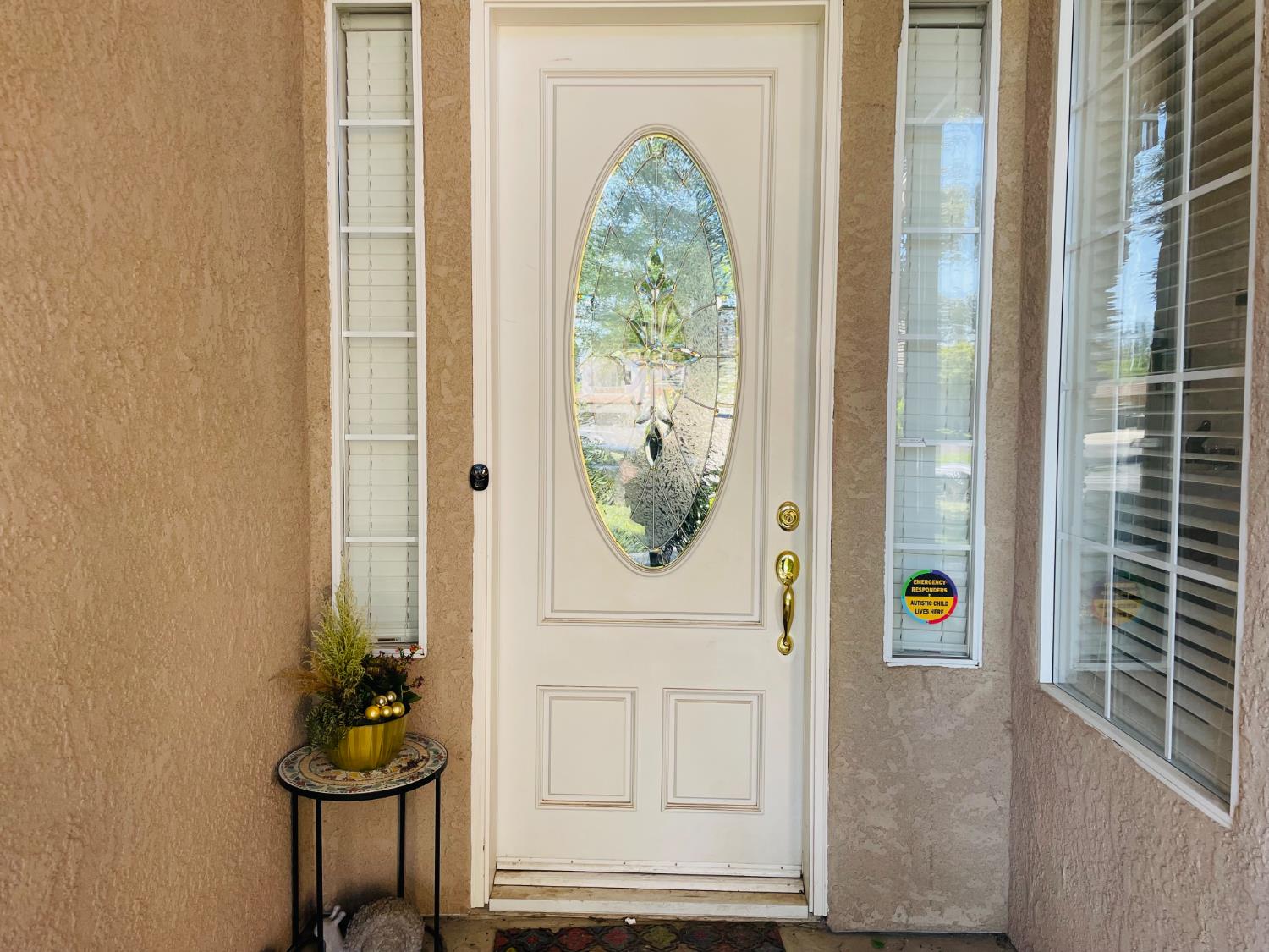 563 W Omaha Ave, Clovis, CA 93619