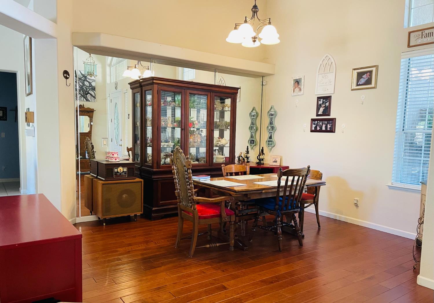 563 W Omaha Ave, Clovis, CA 93619