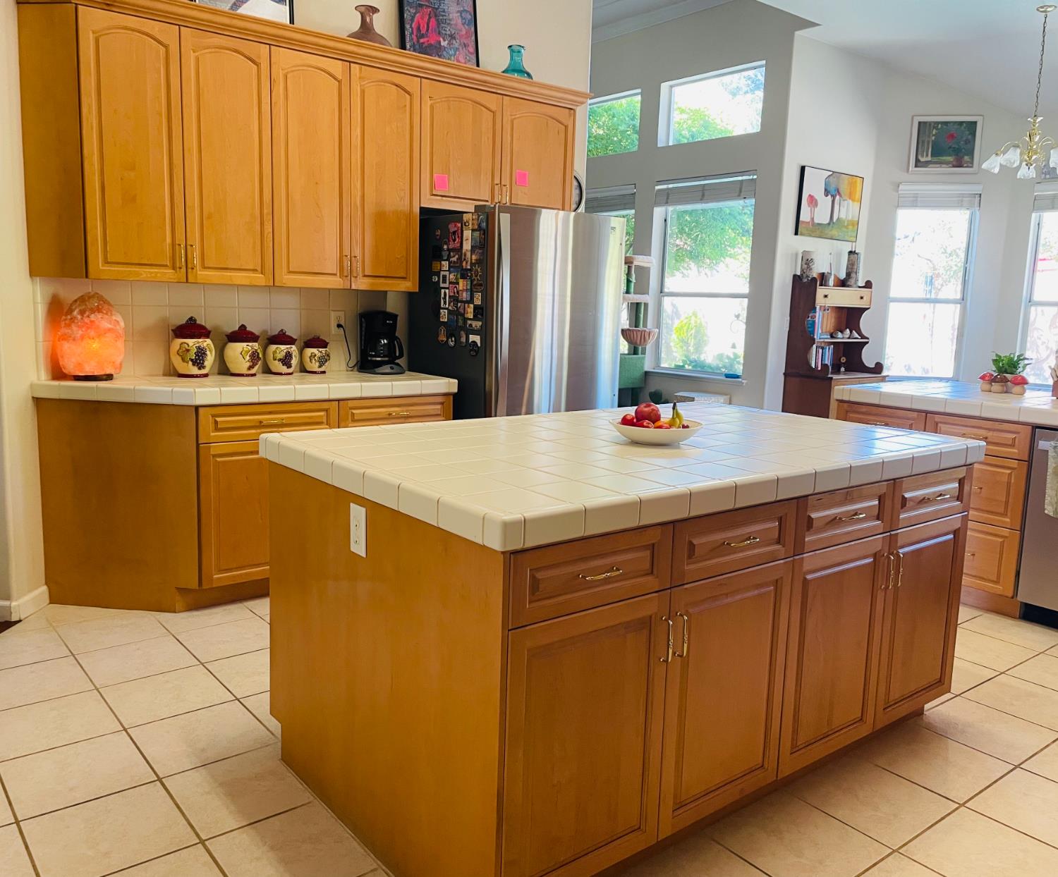 563 W Omaha Ave, Clovis, CA 93619