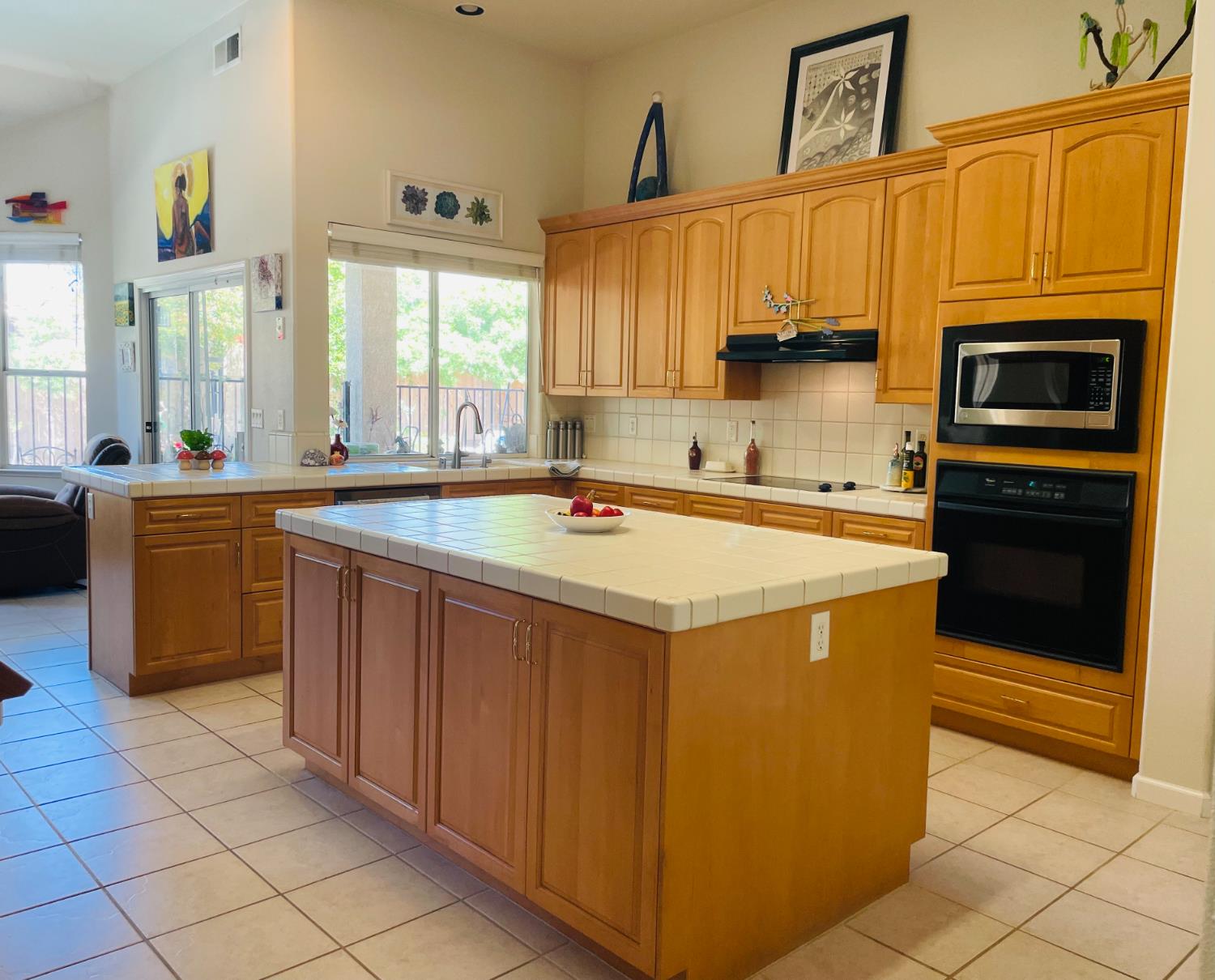 563 W Omaha Ave, Clovis, CA 93619