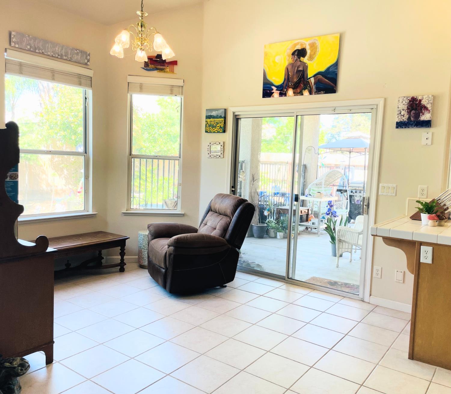 563 W Omaha Ave, Clovis, CA 93619