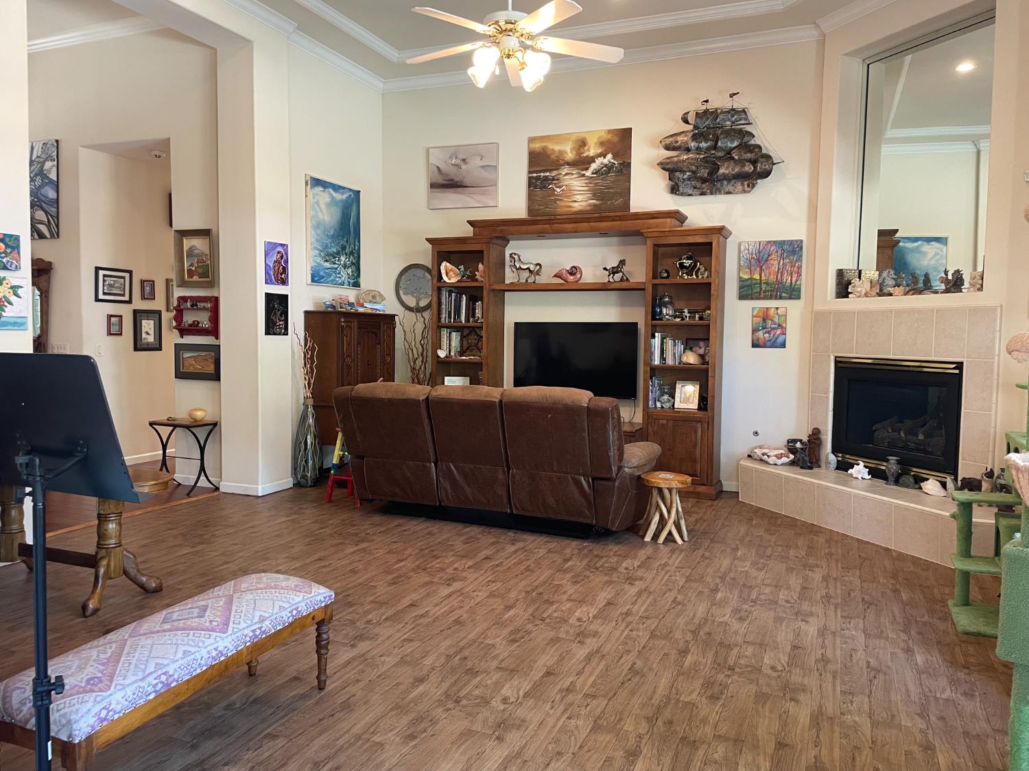 563 W Omaha Ave, Clovis, CA 93619