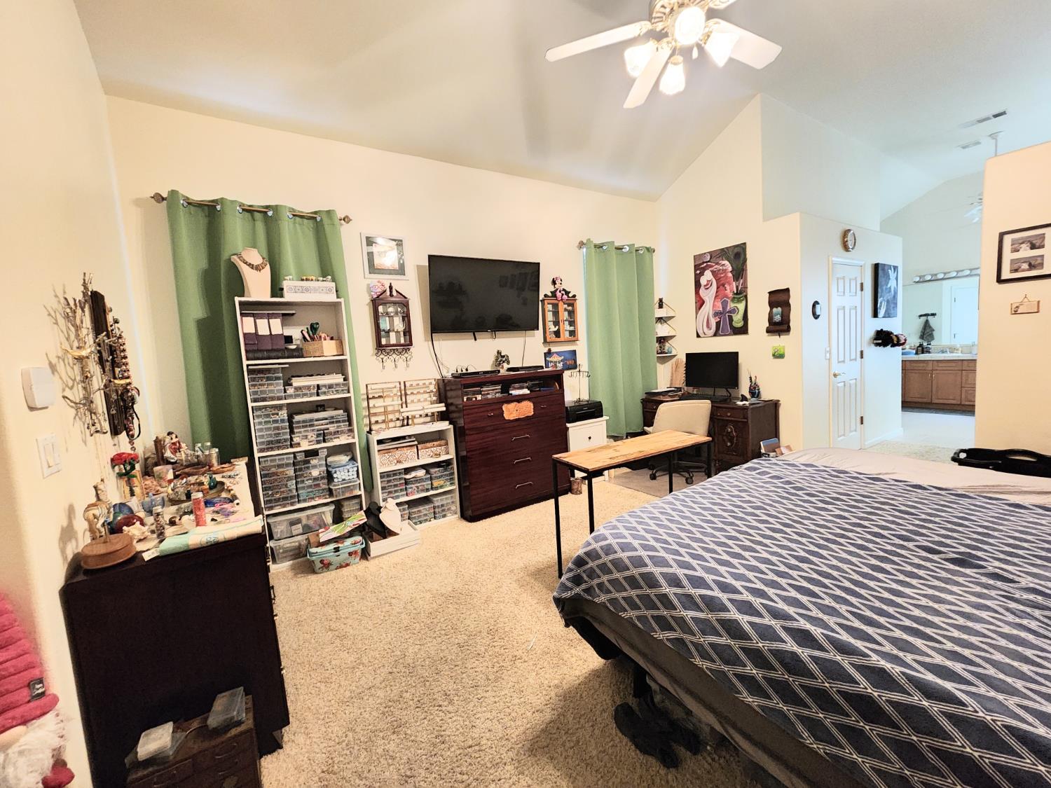 563 W Omaha Ave, Clovis, CA 93619