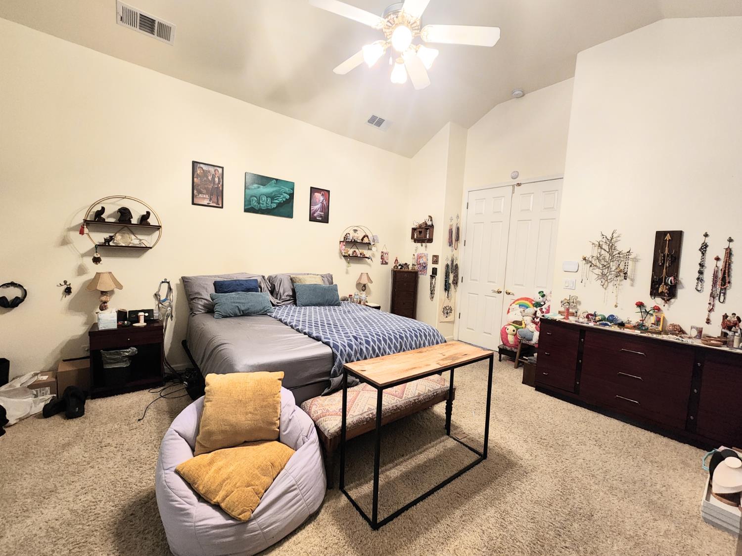 563 W Omaha Ave, Clovis, CA 93619