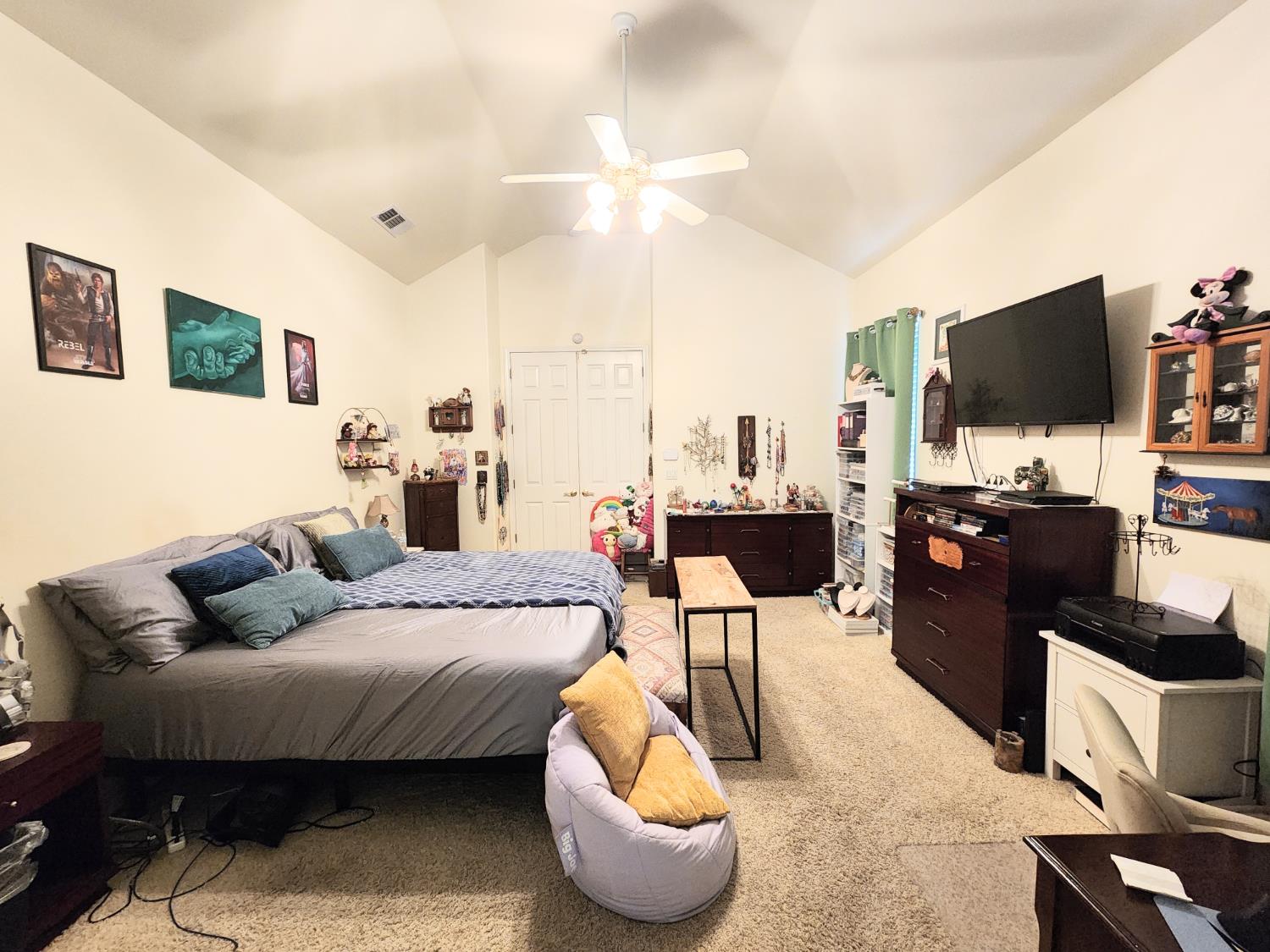 563 W Omaha Ave, Clovis, CA 93619