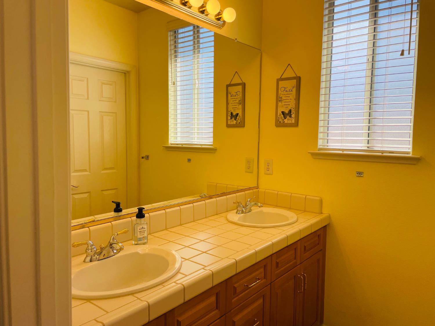 563 W Omaha Ave, Clovis, CA 93619