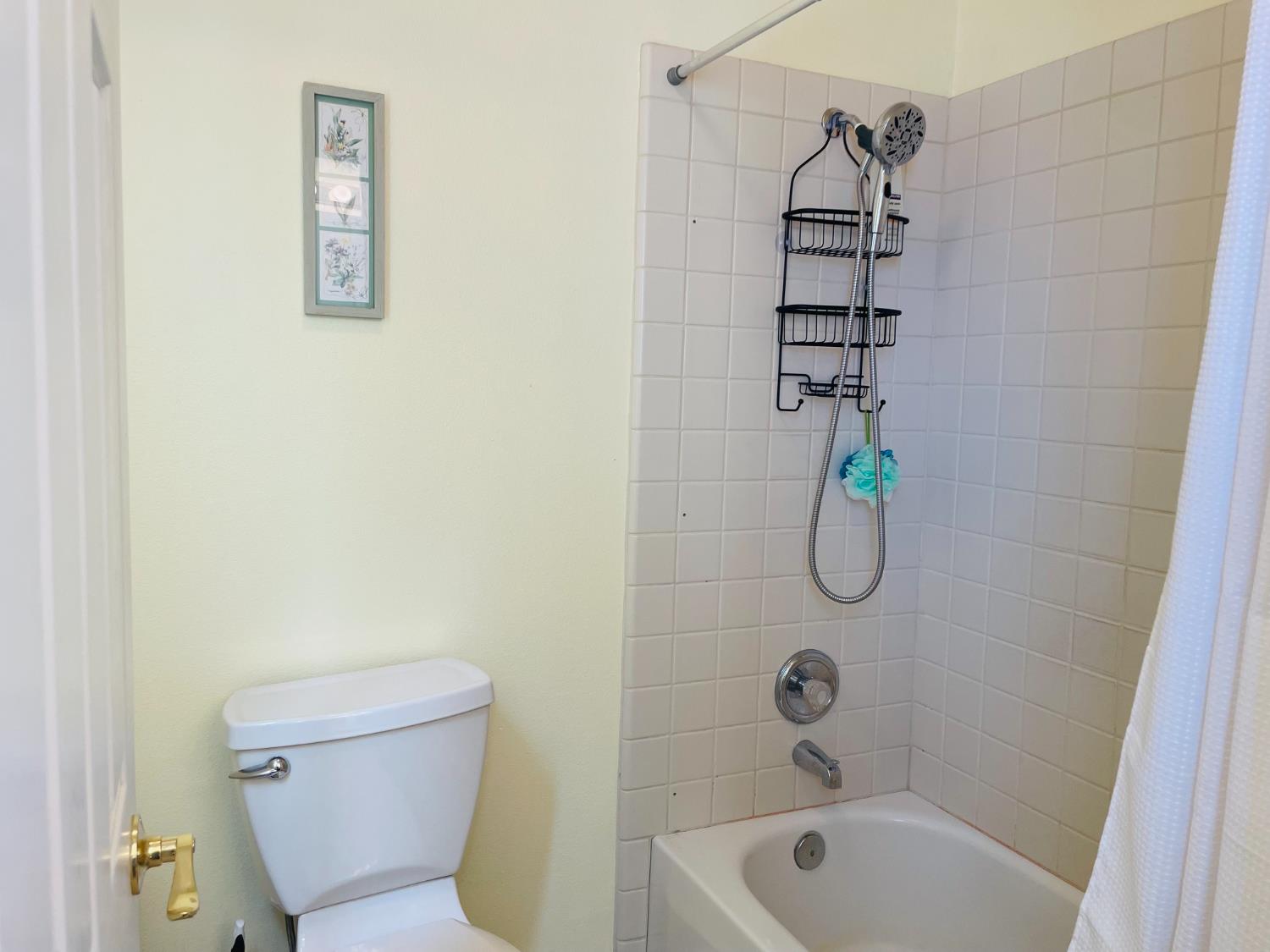 563 W Omaha Ave, Clovis, CA 93619