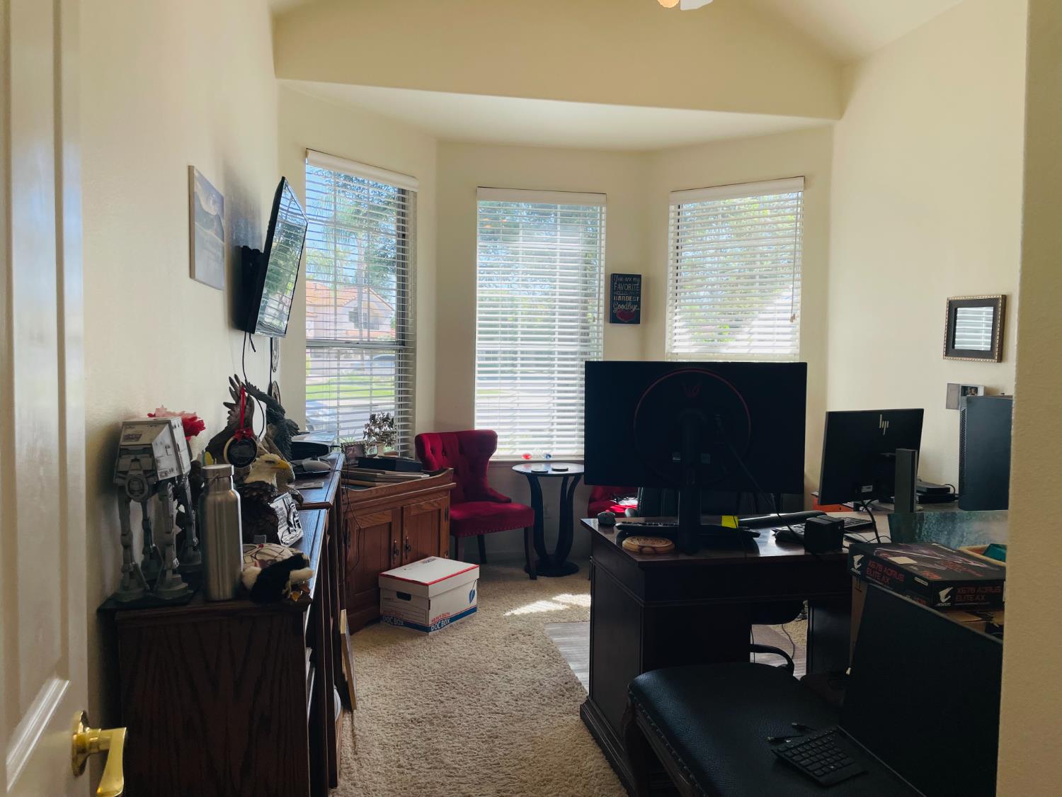 563 W Omaha Ave, Clovis, CA 93619