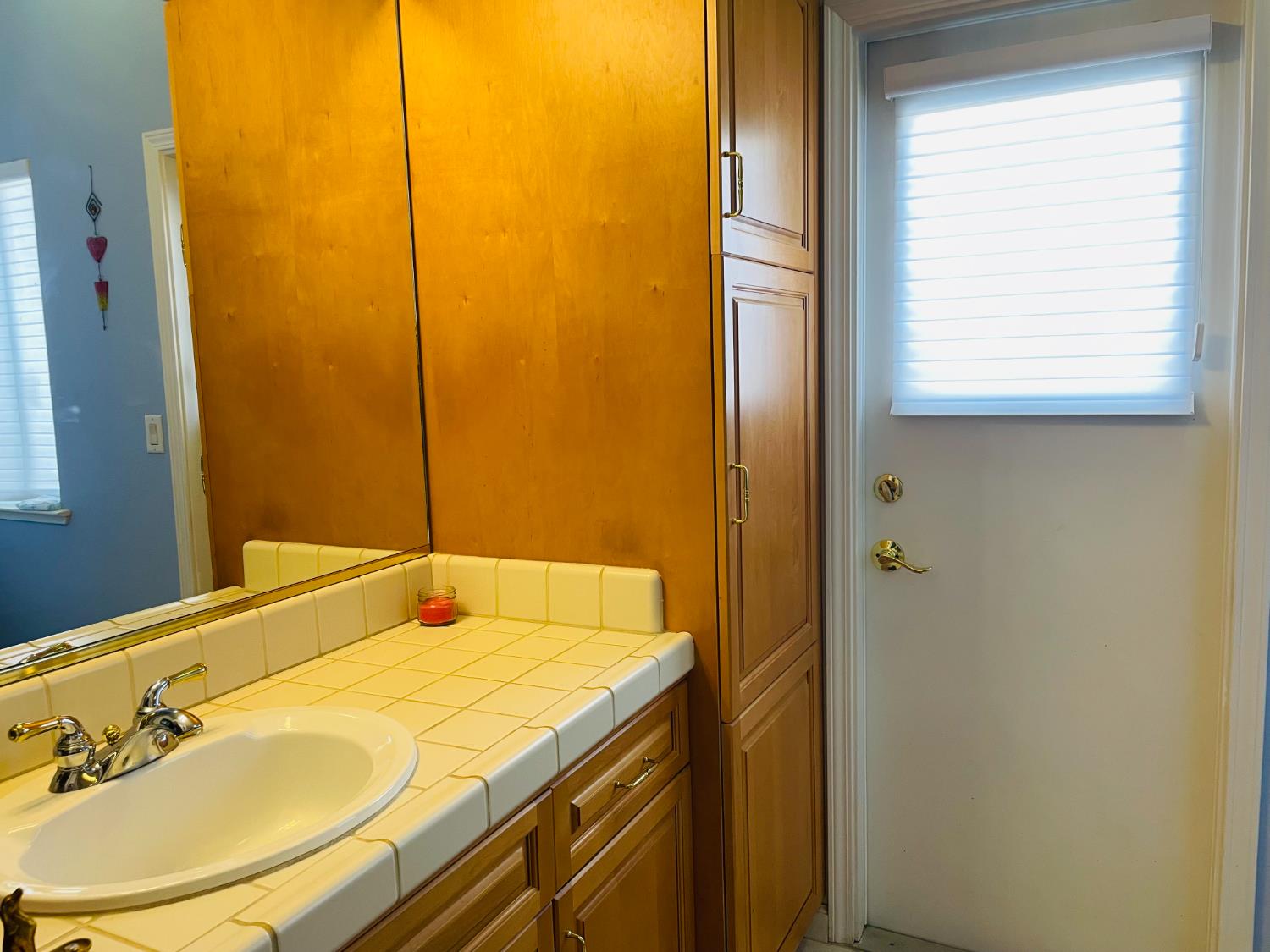 563 W Omaha Ave, Clovis, CA 93619