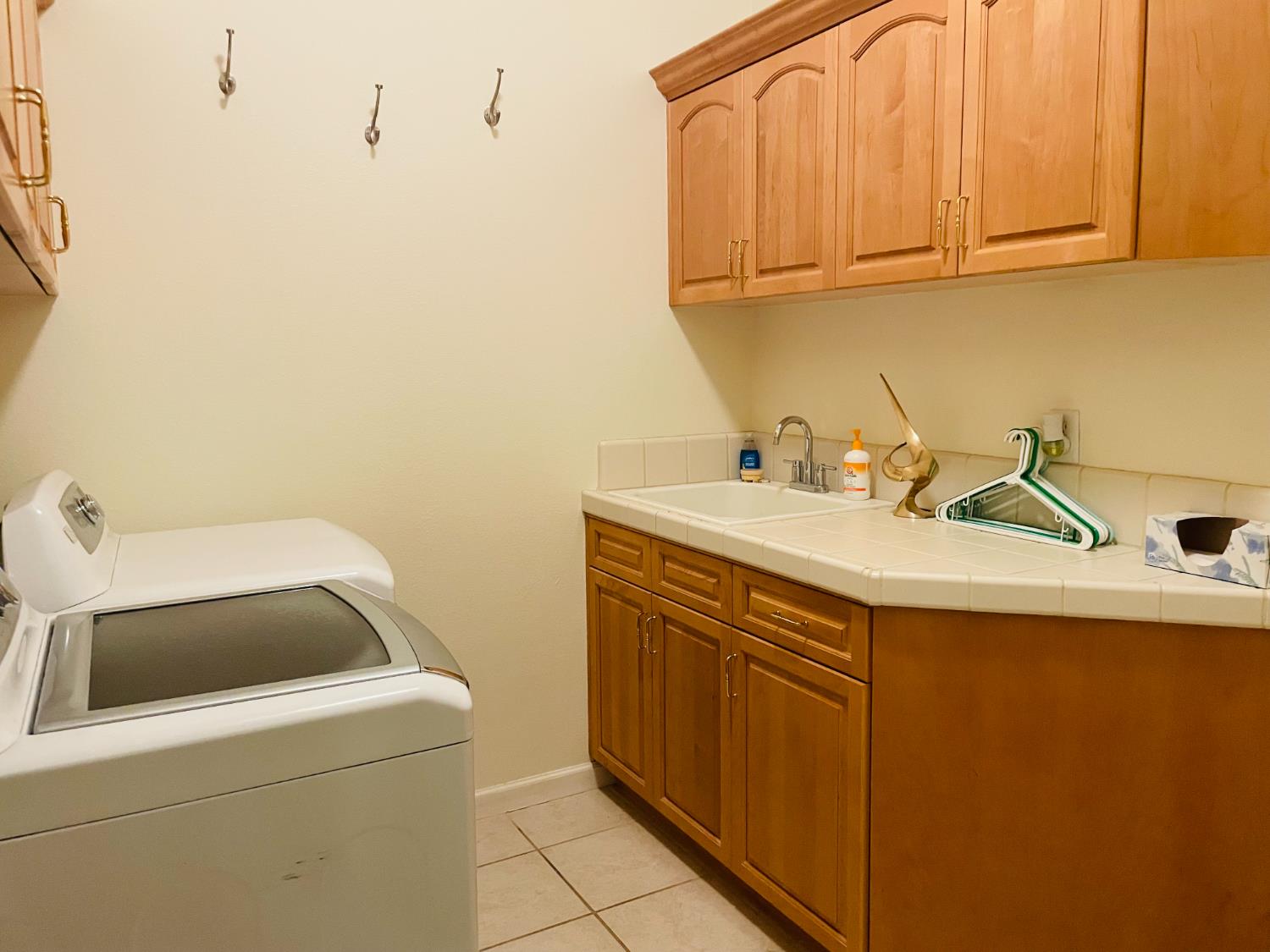 563 W Omaha Ave, Clovis, CA 93619