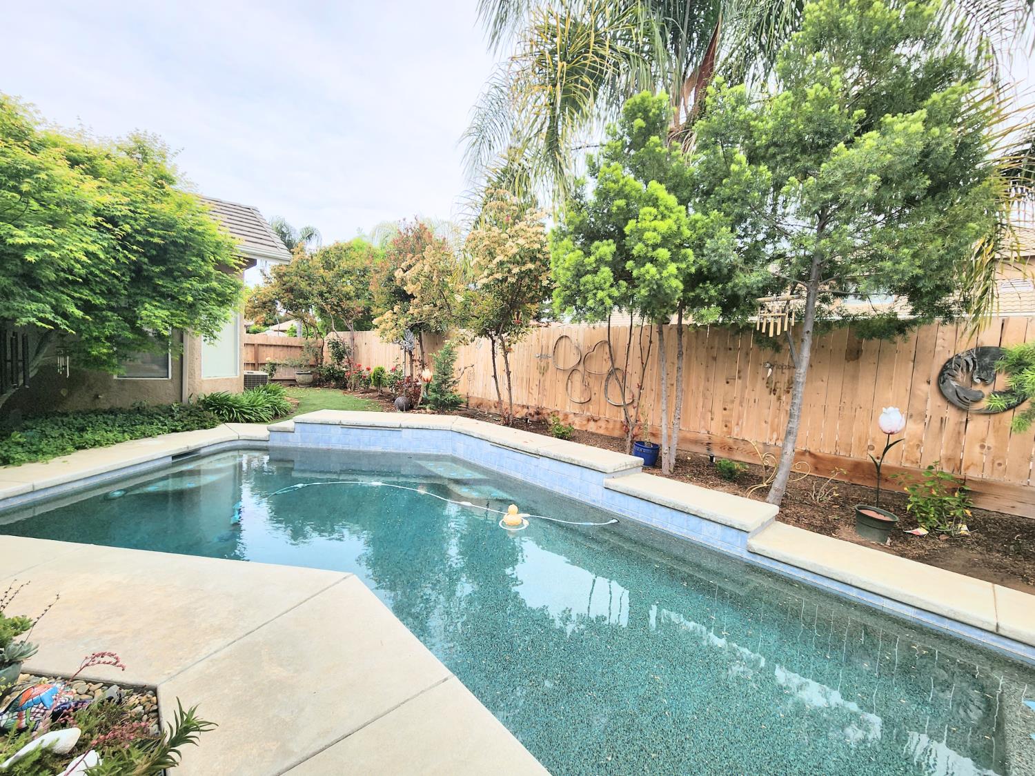 563 W Omaha Ave, Clovis, CA 93619